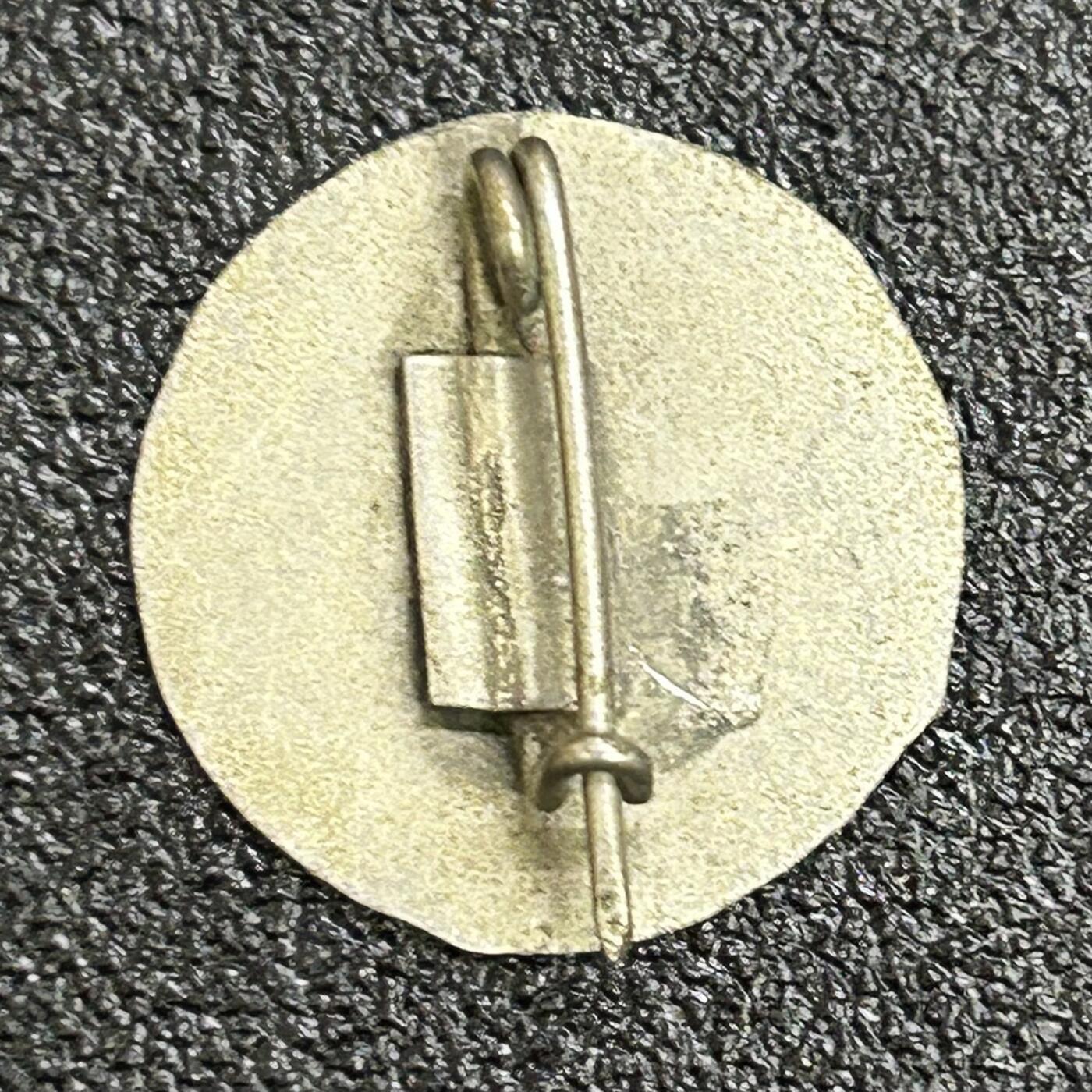 西秦中古拍卖第六十六期 越南战争时期 越南结伴求学总团证章 铜制