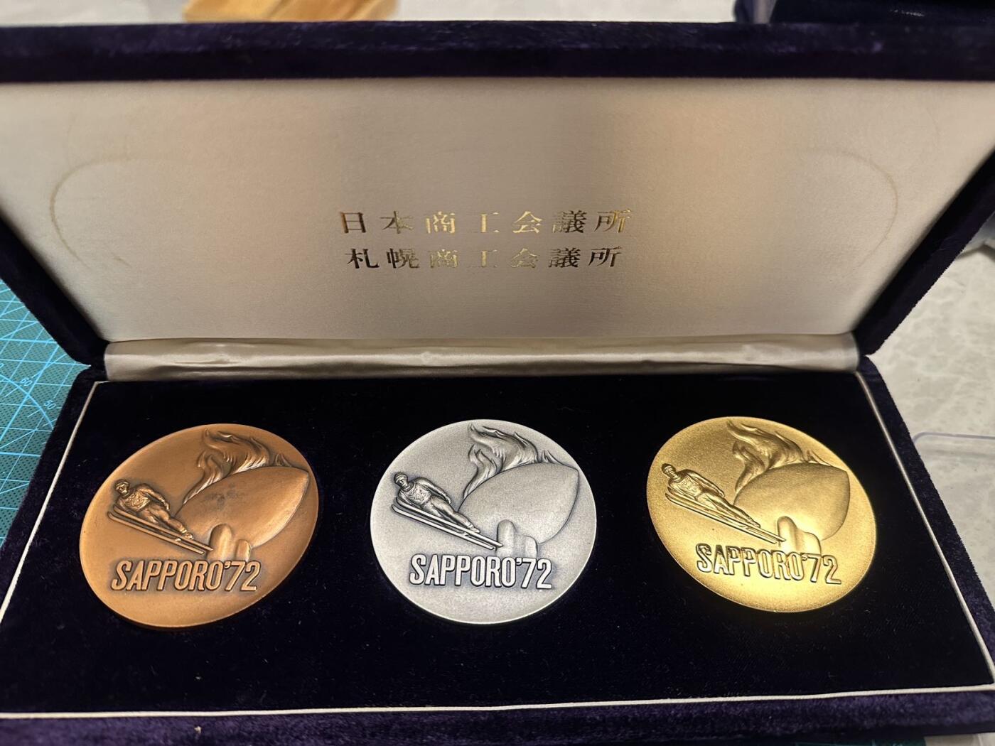 蒂克钱币-第48场日本章牌专场 日本 1972年 札幌冬奥会 少见 铜章+镀银+镀金章 64mm 469g