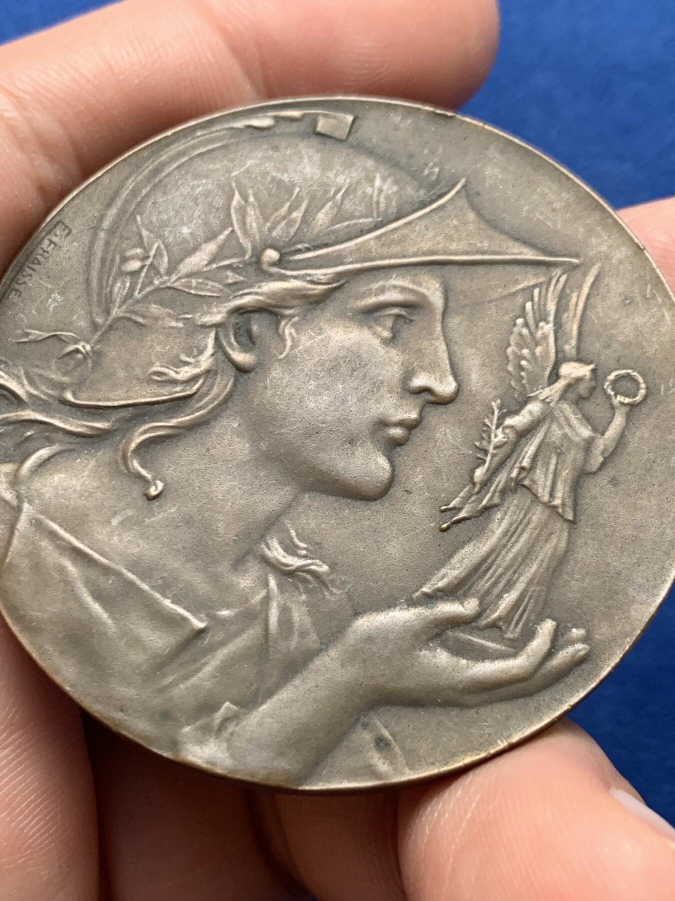 《竞宝斋》第440场 周日，周一，周二 3场连拍 （全场包邮） 法国由“毫不妥协”提供的铜章，50.12g，49.5mm，三角形+铜标