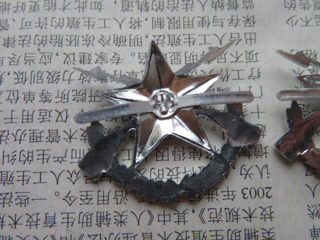 13--99中级士官花肩章符号一盒50付（原盒）