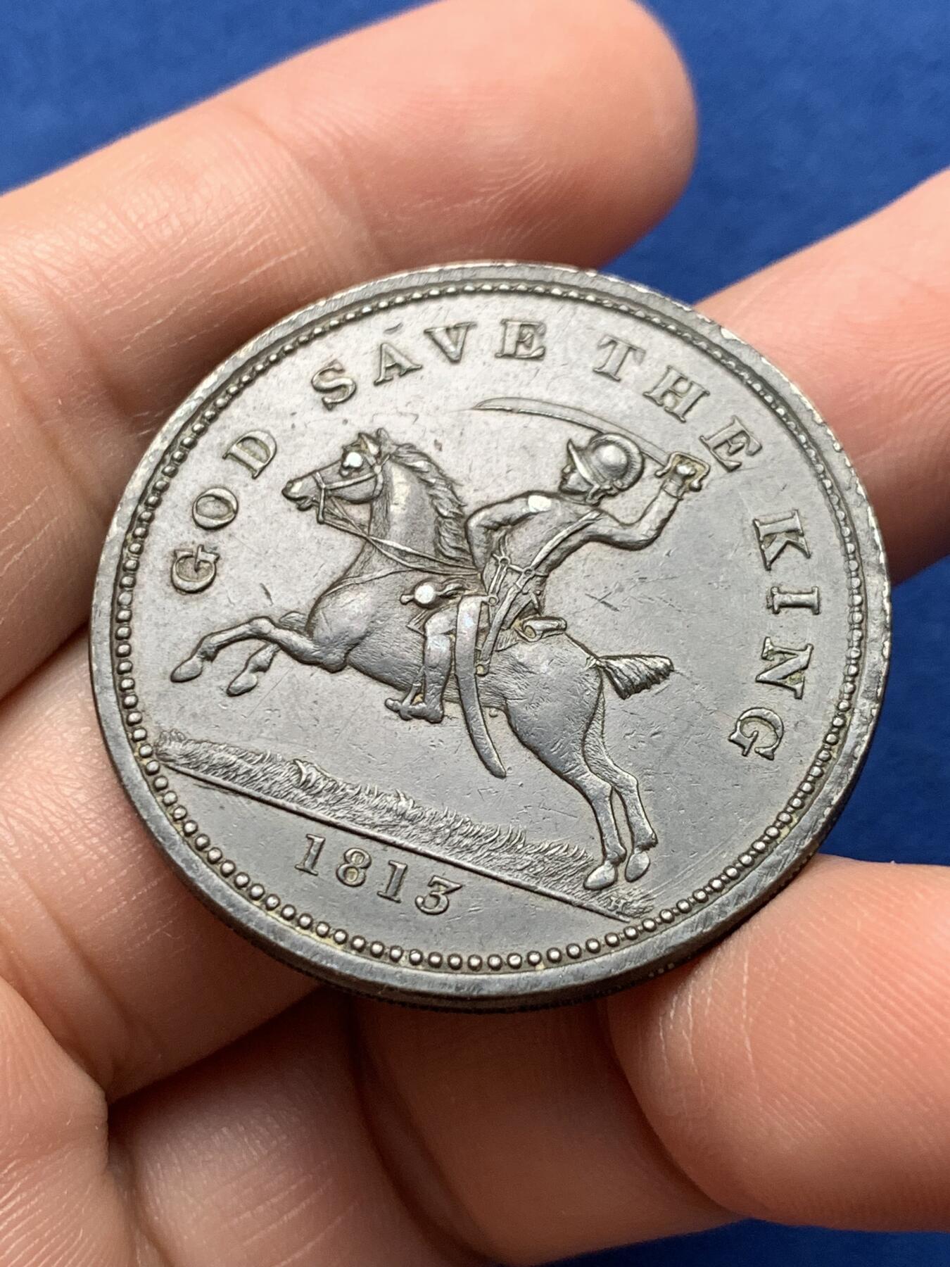 《竞宝斋》第440场 周日，周一，周二 3场连拍 （全场包邮） 英国1813年哈利索文济贫院加厚铜代币，正面是19世纪英国皇家骑兵图案，有“骑马与砍杀”的既视感，顶部写着“天佑吾王”，背面是修道院改建的哈利索文济贫院主视图，37mm，27.5g，少见的加厚代币品种