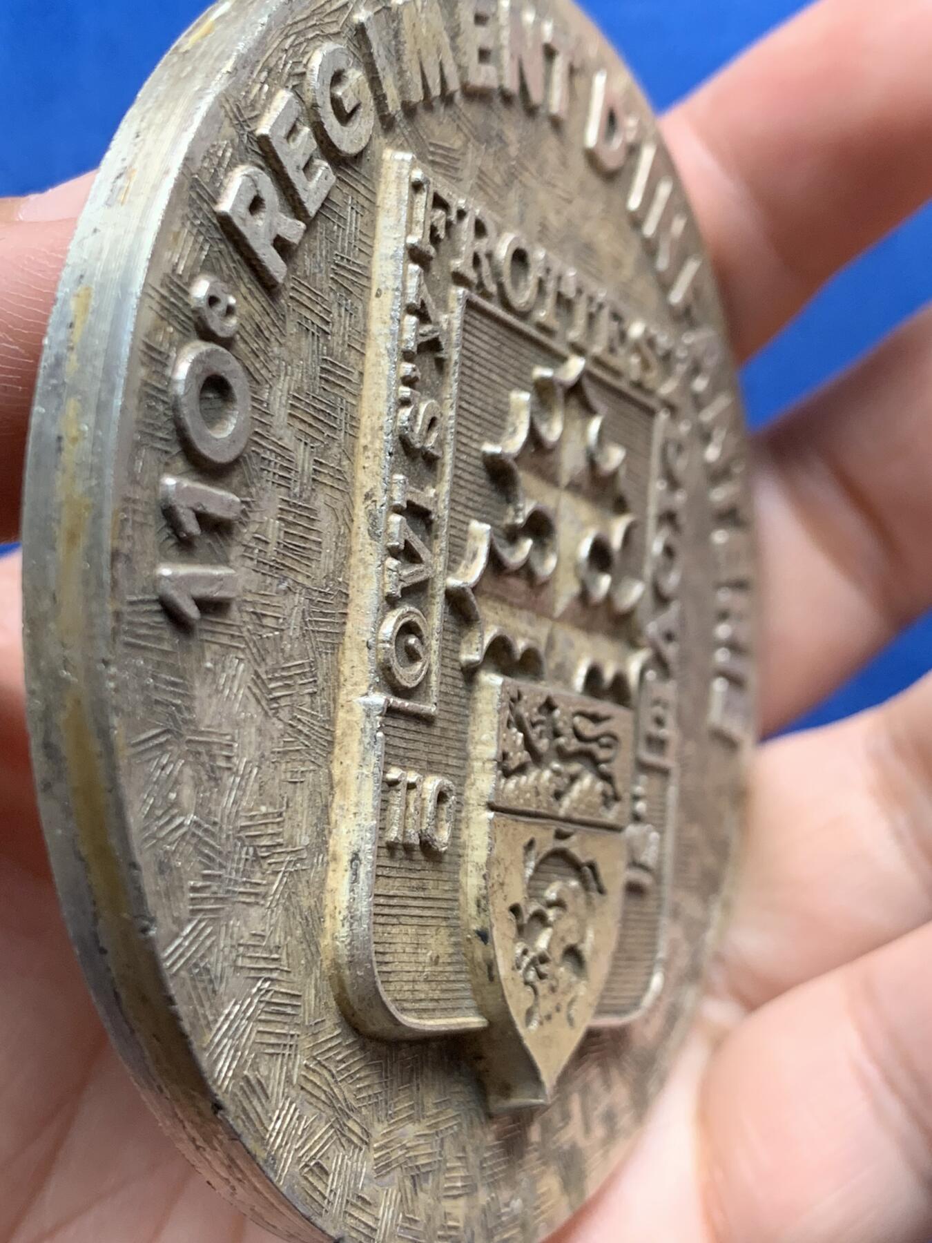 《竞宝斋》第440场 周日，周一，周二 3场连拍 （全场包邮） 法国第110步兵团镀银大铜章 直径79.5mm 重量182g 背面为110步兵团成立以来参加的重大战役