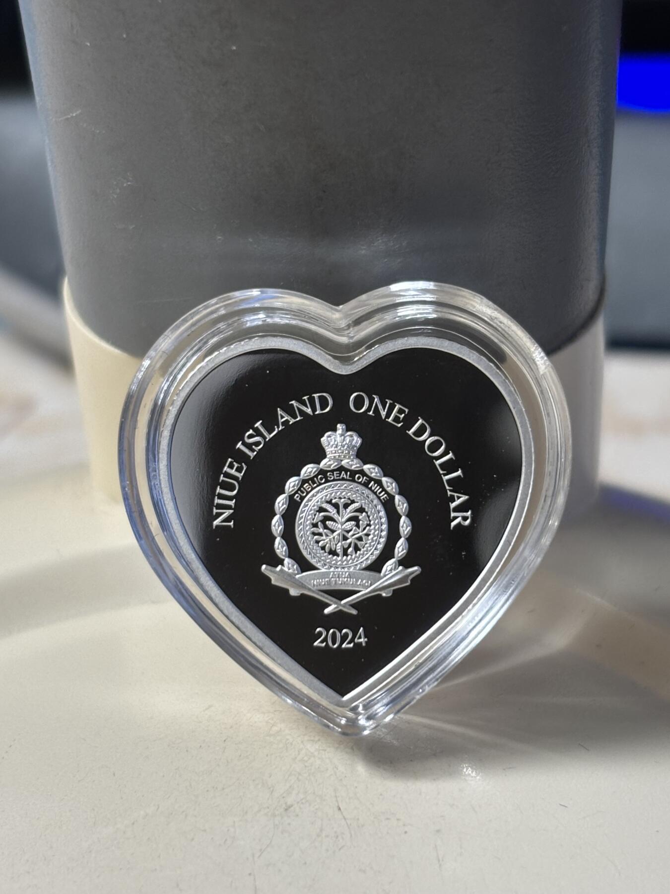 第182期拍卖 2024年纽埃1元水晶镶嵌精制银币 情人节系列-2024年情人节 10克999银 发行量：999 盒证全