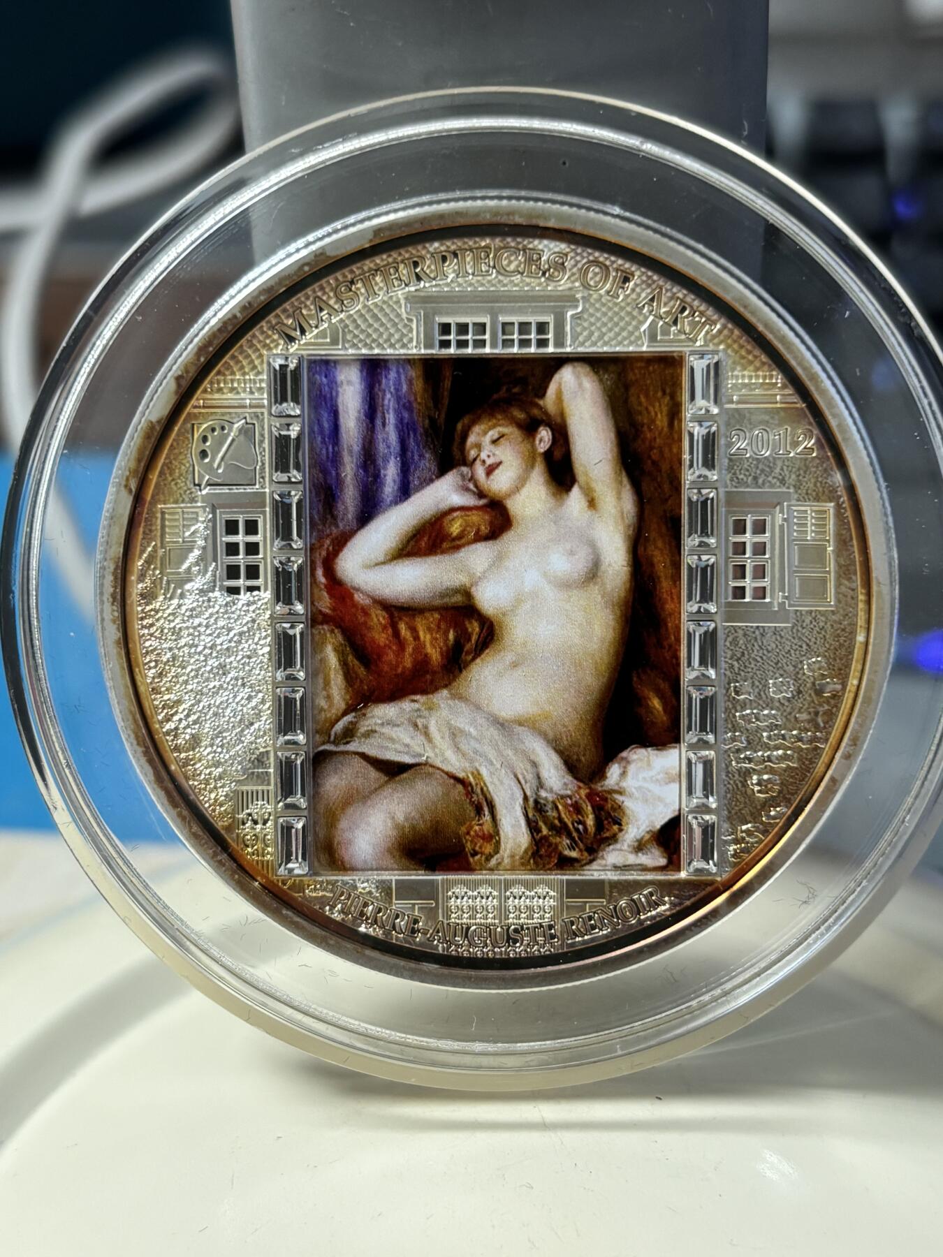 第182期拍卖 2012年库克20元镶水晶彩色精制银币 杰作系列-睡着的浴女（雷诺阿） 3盎司999银 盒证全，有氧化，国外售价在500美金左右，外盒有破