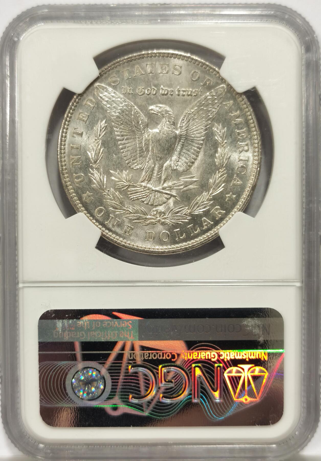 博洋堂藏家专场系列之美国钱币白金之夜专场暨第148期（全场包邮） NGC MS65 美国1903 摩根 此年绝大多数银币一出厂便直接入库 在《皮特曼法案》的大规模熔毁中 因遵循“后进先出”原则 这些最新入库的1903年银元首当其冲 超过95%的产量在原封币袋中就被销毁 因此这个本应常见的年份 其未流通品相意外地变得极其稀有和珍贵 此枚麦稀奇所见最高分 品相极佳 铸痕清晰可见 十字转光 收藏好品