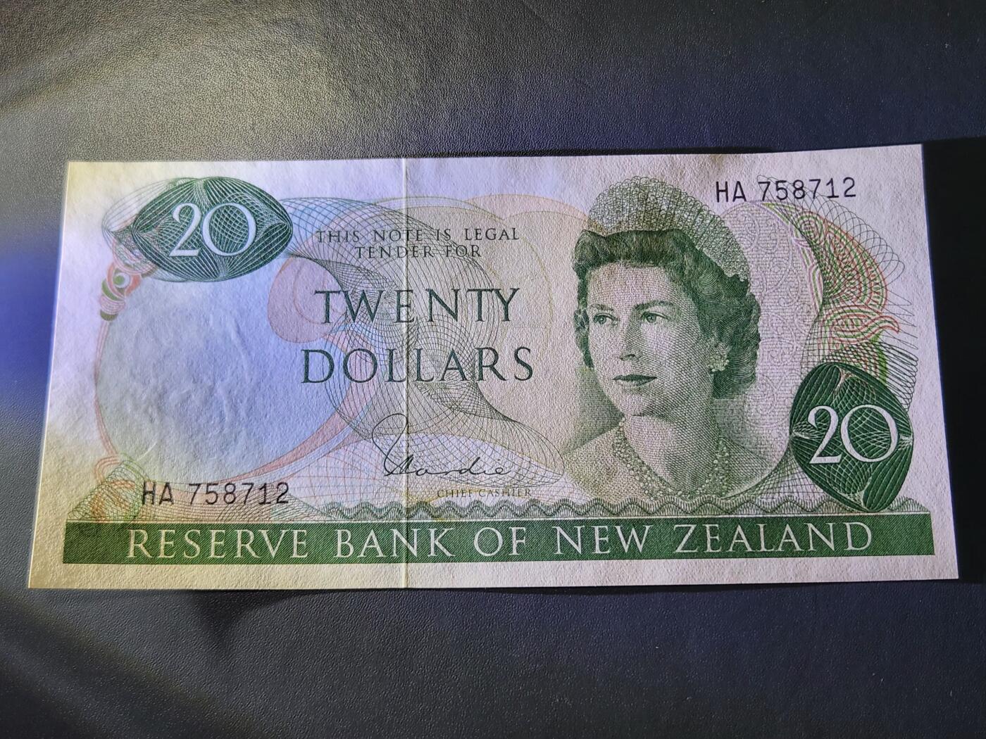 11月21号晚上8点 外国纸币自动截拍第61场 女王近新