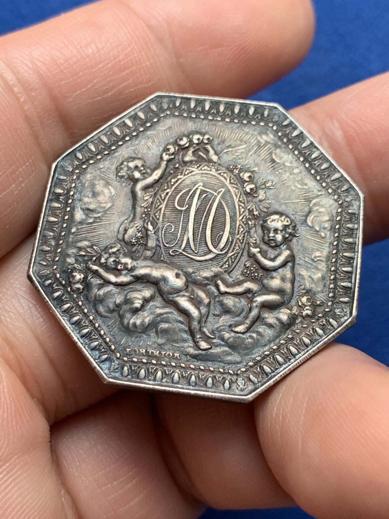 《竞宝斋》第440场 周日，周一，周二 3场连拍 （全场包邮） 法国婚姻八角银质代币，“三个小天使”，16.73g，33.7mm，丰饶角边铭