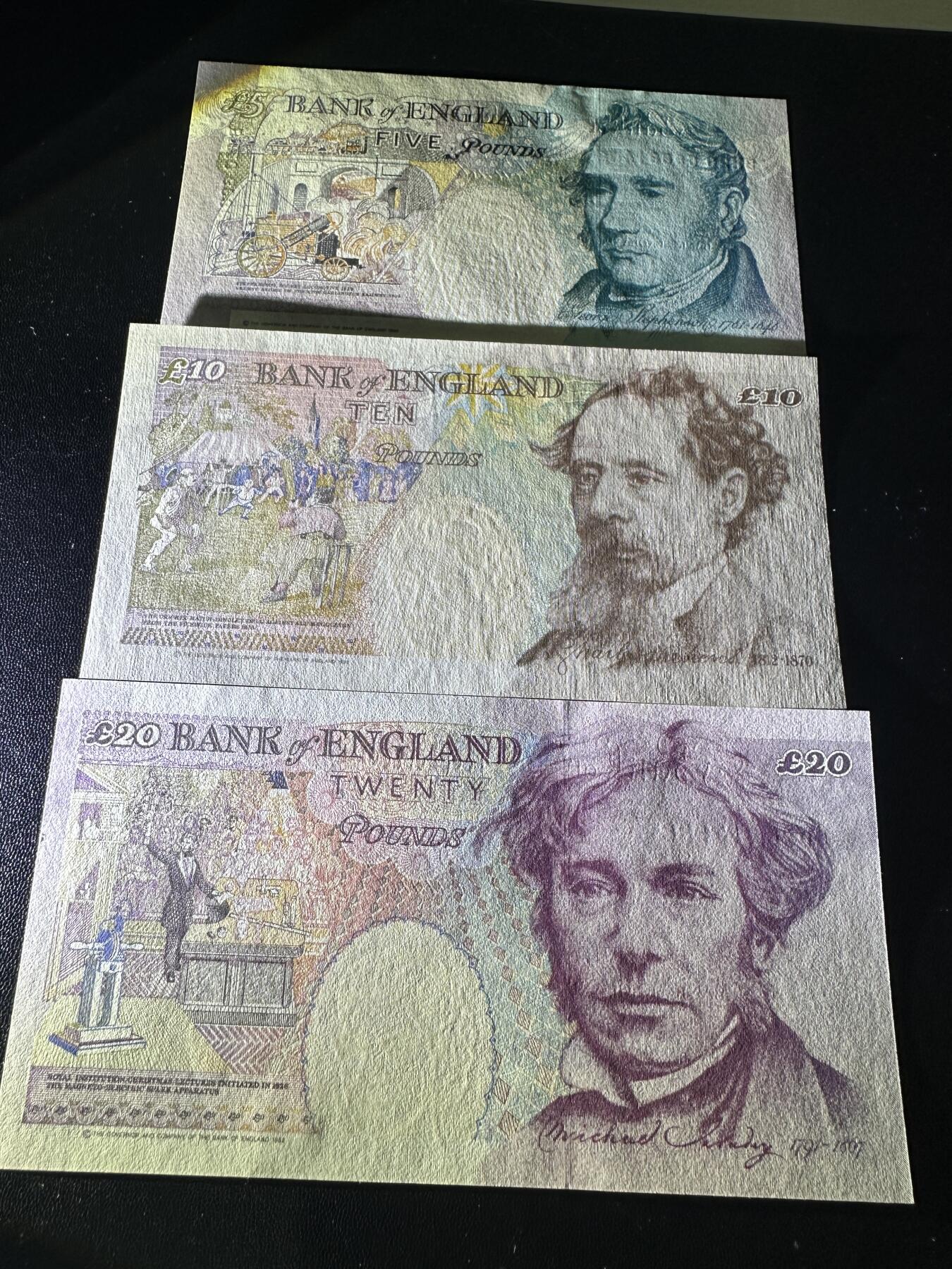 《外钞收藏家》第五百八十六期（品种丰富、精品多）（本平台长期征集拍品、欢迎藏友们联系合作） 英国E序列5、10、20镑 三张一起 全新有轻微潮点