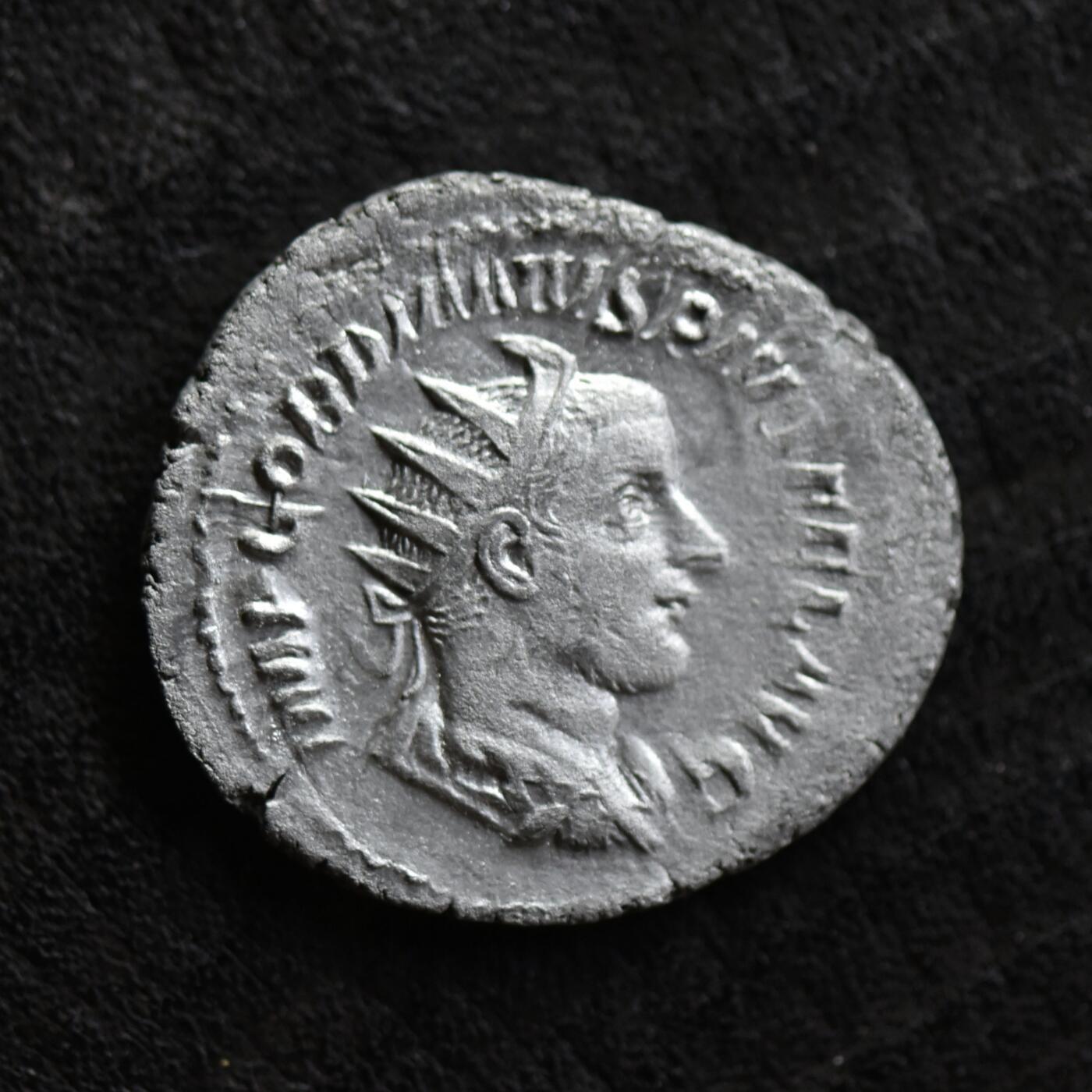 【良泉】第41期【自动场】11月27日晚19.30点开拍！86组，西方古代钱币专场 【发丝清晰】公元242-244年【古罗马】戈尔迪安三世，背战神玛尔斯，铭文MARS PROPVG（玛尔斯，守护）安敦尼银币。1.98克