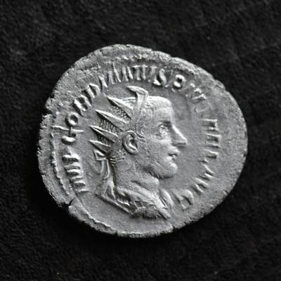 【良泉】第41期【自动场】11月27日晚19.30点开拍！86组，西方古代钱币专场 - 【发丝清晰】公元242-244年【古罗马】戈尔迪安三世，背战神玛尔斯，铭文MARS PROPVG（玛尔斯，守护）安敦尼银币。1.98克