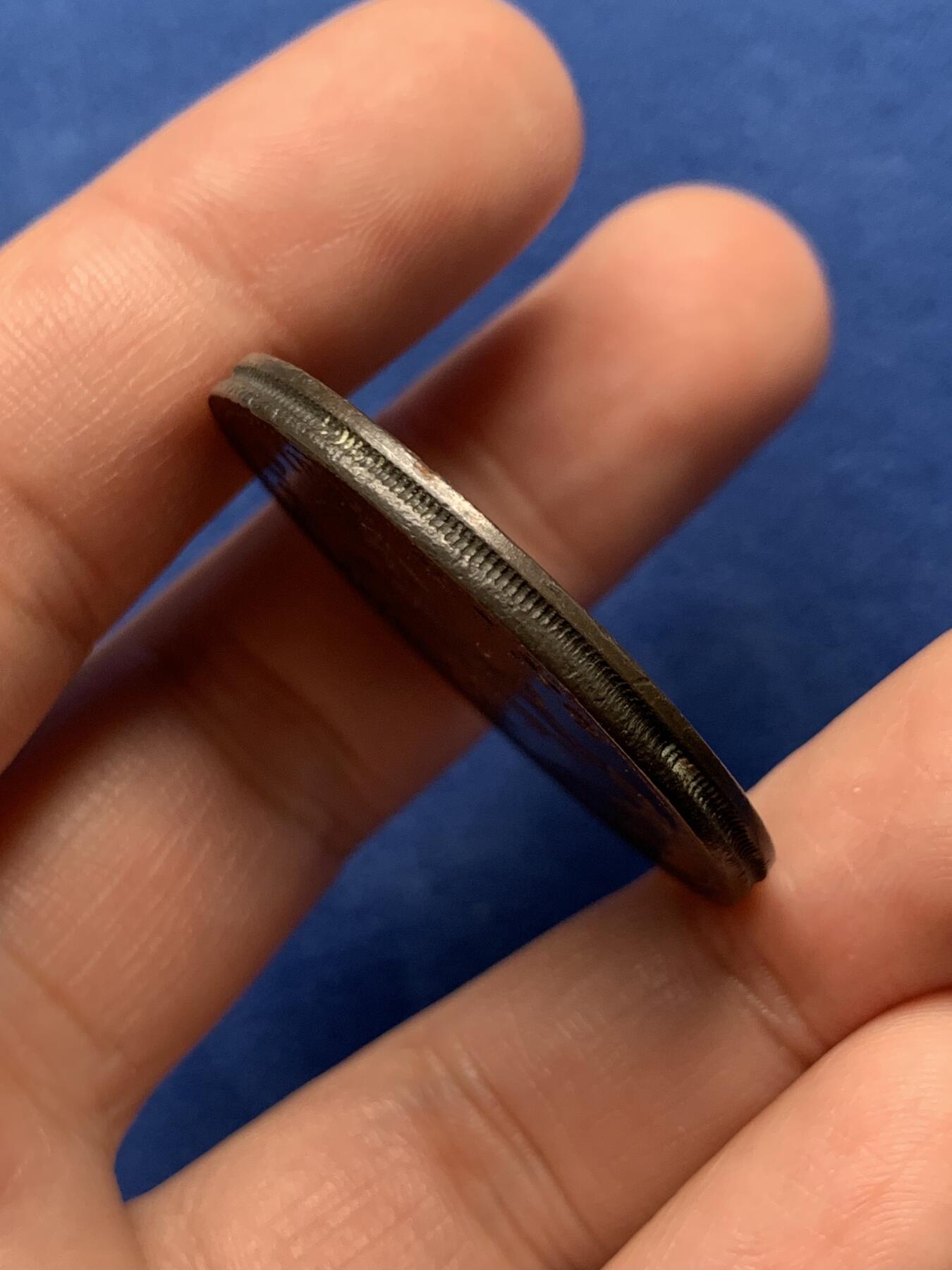 《竞宝斋》第440场 周日，周一，周二 3场连拍 （全场包邮） 英国1813年哈利索文济贫院加厚铜代币，正面是19世纪英国皇家骑兵图案，有“骑马与砍杀”的既视感，顶部写着“天佑吾王”，背面是修道院改建的哈利索文济贫院主视图，37mm，27.5g，少见的加厚代币品种