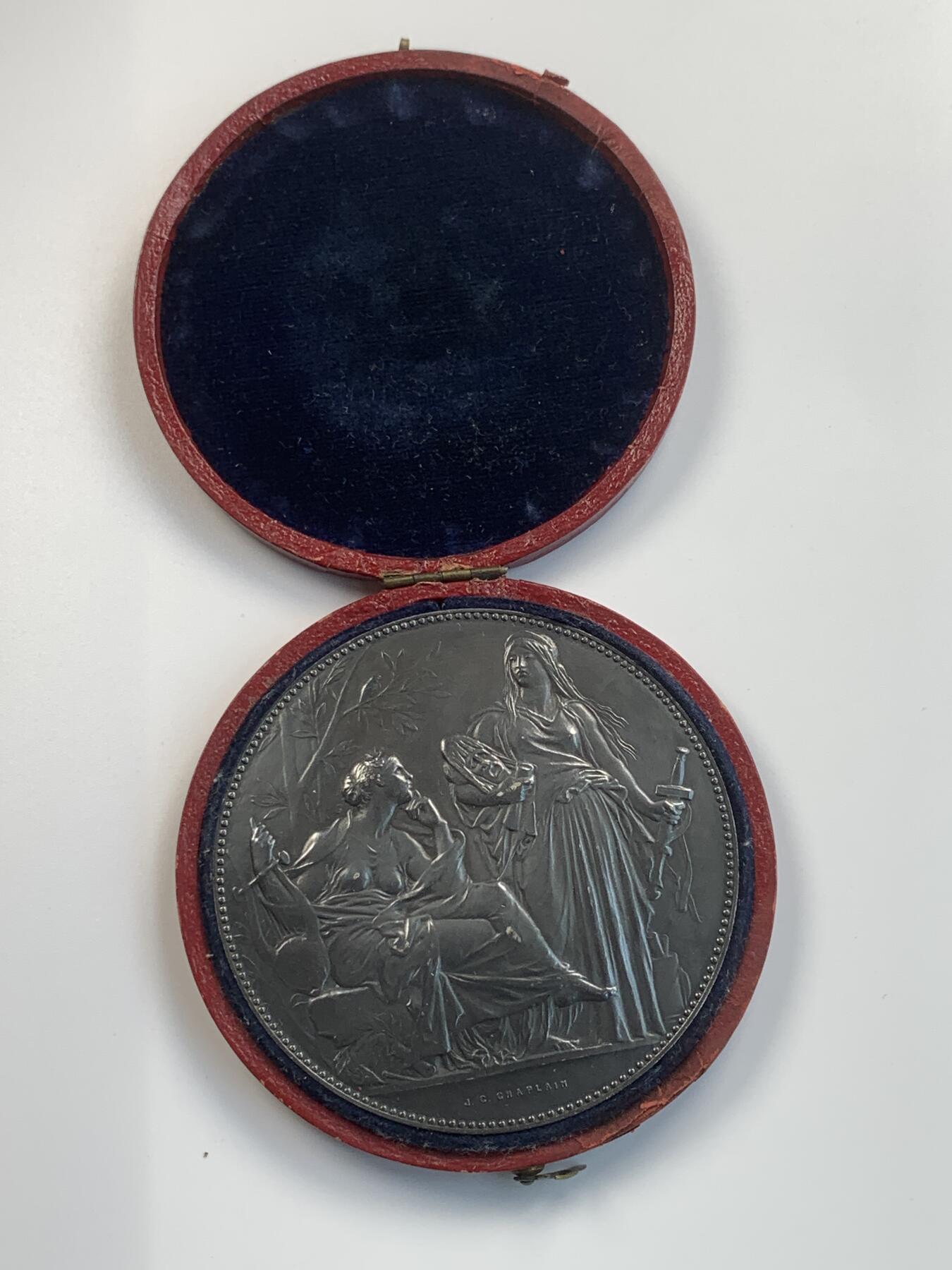 掌中浮雕-藏着的欧洲第042场 1912年法国国立音乐学院奖章（镀银铜章） ， 68mm，原盒，雕刻家：1900年法国巴黎世博会一等奖获得者尚普兰（Clement Chaplain，1839-1909）