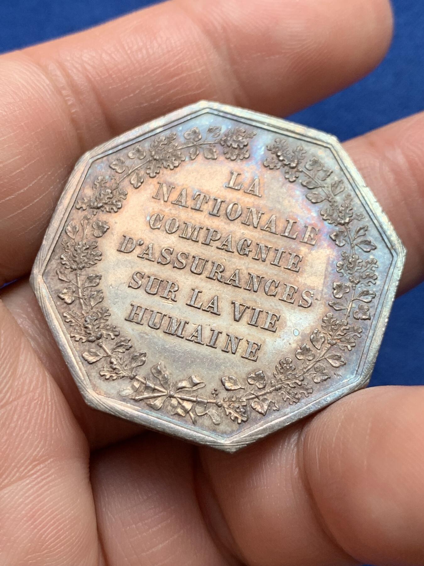 《竞宝斋》第440场 周日，周一，周二 3场连拍 （全场包邮） 法国国家人寿保险公司八角银章，36.2MM，20.9克，蜜蜂边铭，此边铭较少