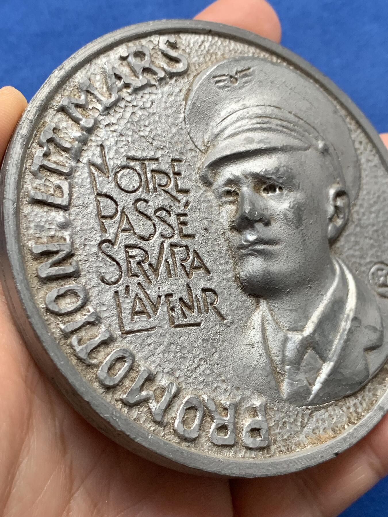 《竞宝斋》第440场 周日，周一，周二 3场连拍 （全场包邮） 法国空军军事学校白色金属纪念章 直径84mm 重量298.7g