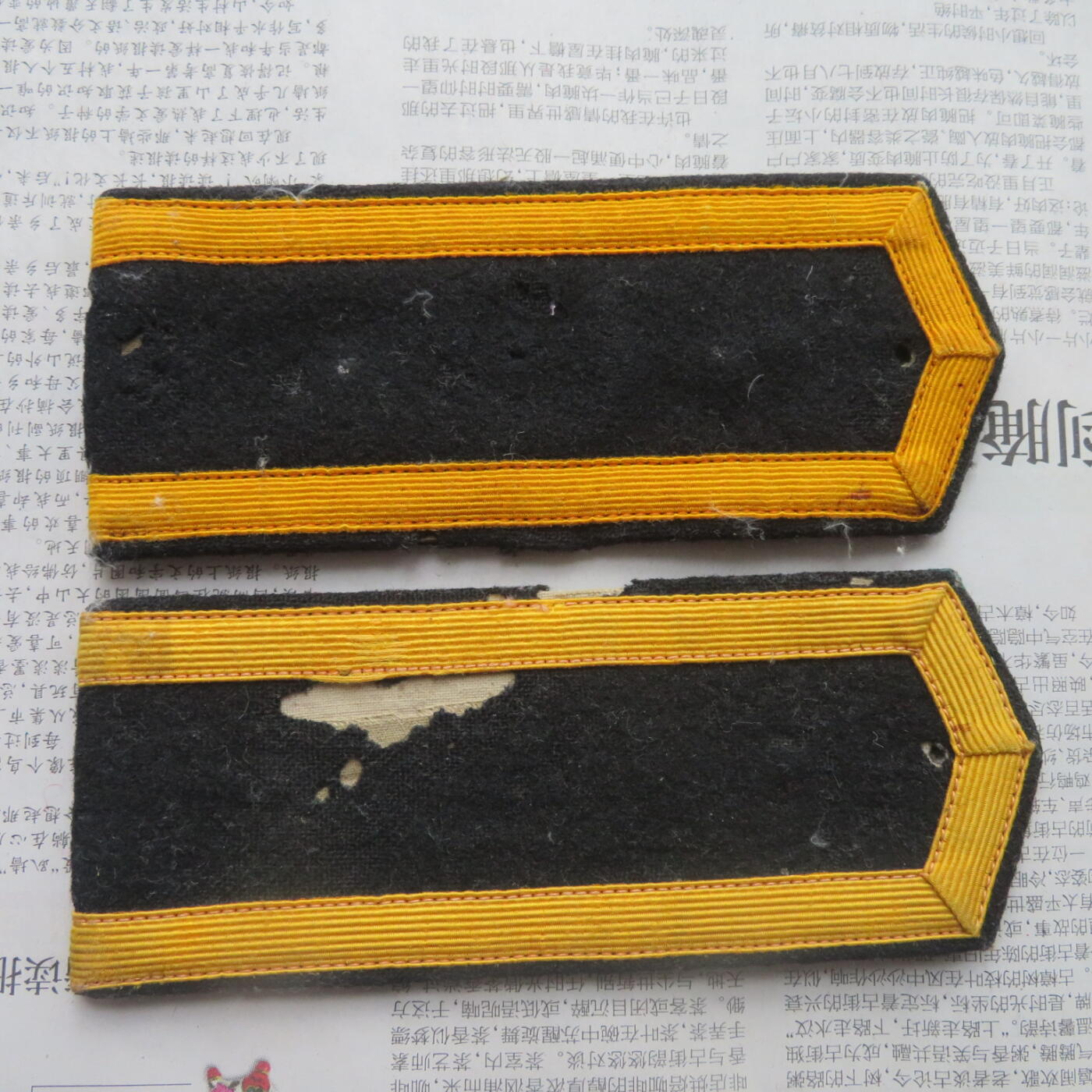 18--后配对55海军学员常服肩章一付（一支扎过孔，两支颜色长度略有差异）
