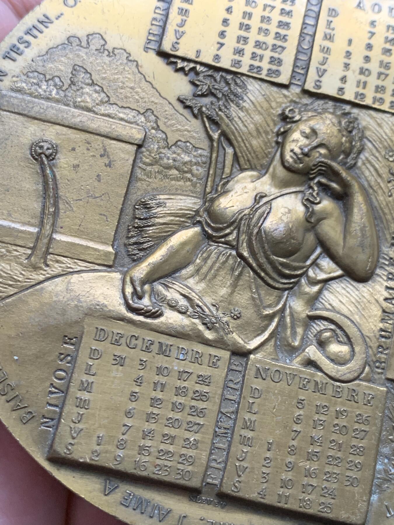 《竞宝斋》第440场 周日，周一，周二 3场连拍 （全场包邮） 法国1989年日历大铜章，神秘而高贵，人物雕工极其细腻精致，日历章中少见的美人。尺寸：直径95mm，厚度8mm，重438克。