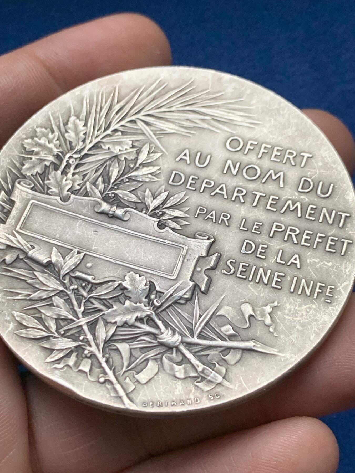 《竞宝斋》第440场 周日，周一，周二 3场连拍 （全场包邮） 法国O.Roty 自由帽玛丽安娜 由下塞纳省省长提供大银章，82.37g，58.8mm，边铭：野猪头+菱形argent，有轻磕