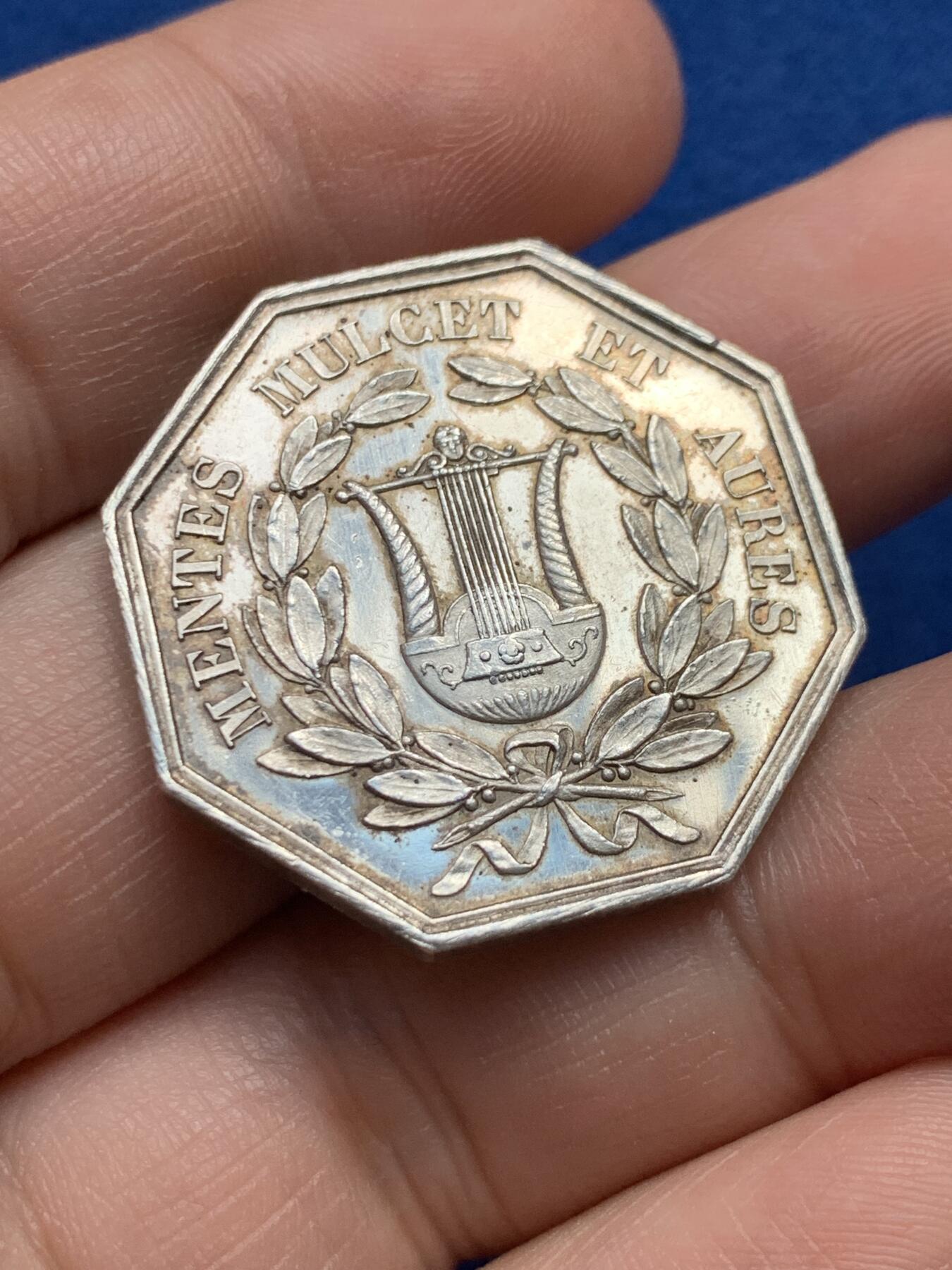 《竞宝斋》第440场 周日，周一，周二 3场连拍 （全场包邮） 法国奥尔良音乐学院八角银质代币，13.52g，30.8mm，丰饶角边铭