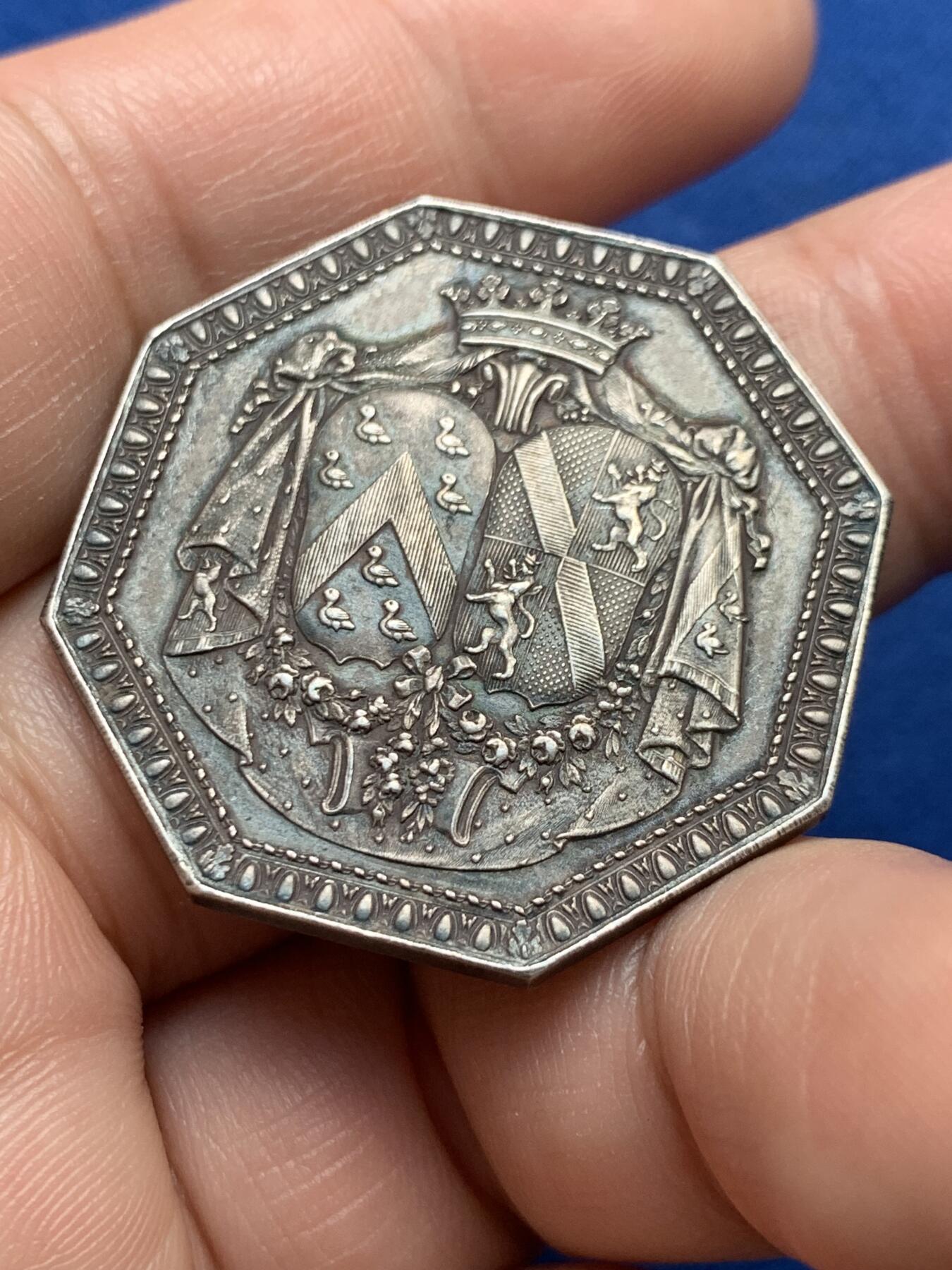 《竞宝斋》第440场 周日，周一，周二 3场连拍 （全场包邮） 法国婚姻八角银质代币，“三个小天使”，16.73g，33.7mm，丰饶角边铭