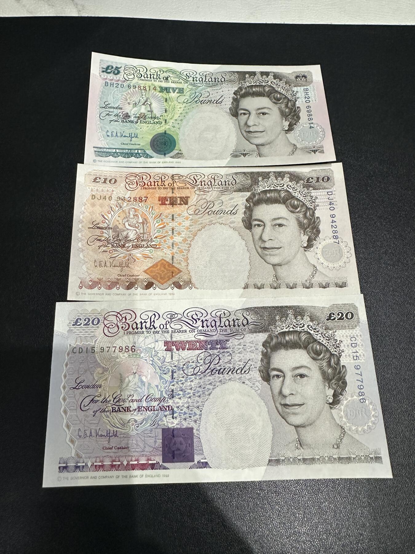 《外钞收藏家》第五百八十六期（品种丰富、精品多）（本平台长期征集拍品、欢迎藏友们联系合作） 英国E序列5、10、20镑 三张一起 全新有轻微潮点