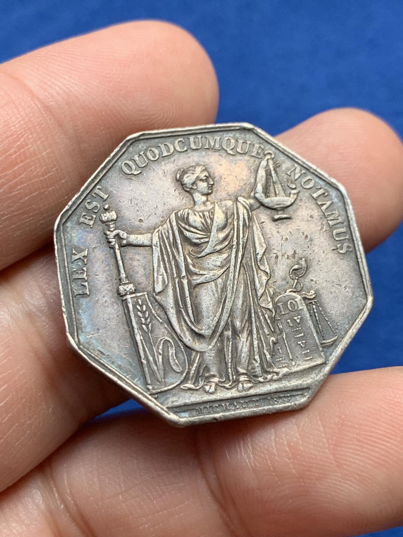 《竞宝斋》第440场 周日，周一，周二 3场连拍 （全场包邮） 法国马赛名人协会八角银质代币 13.58克 30.8mm 神灯银标 1890边铭