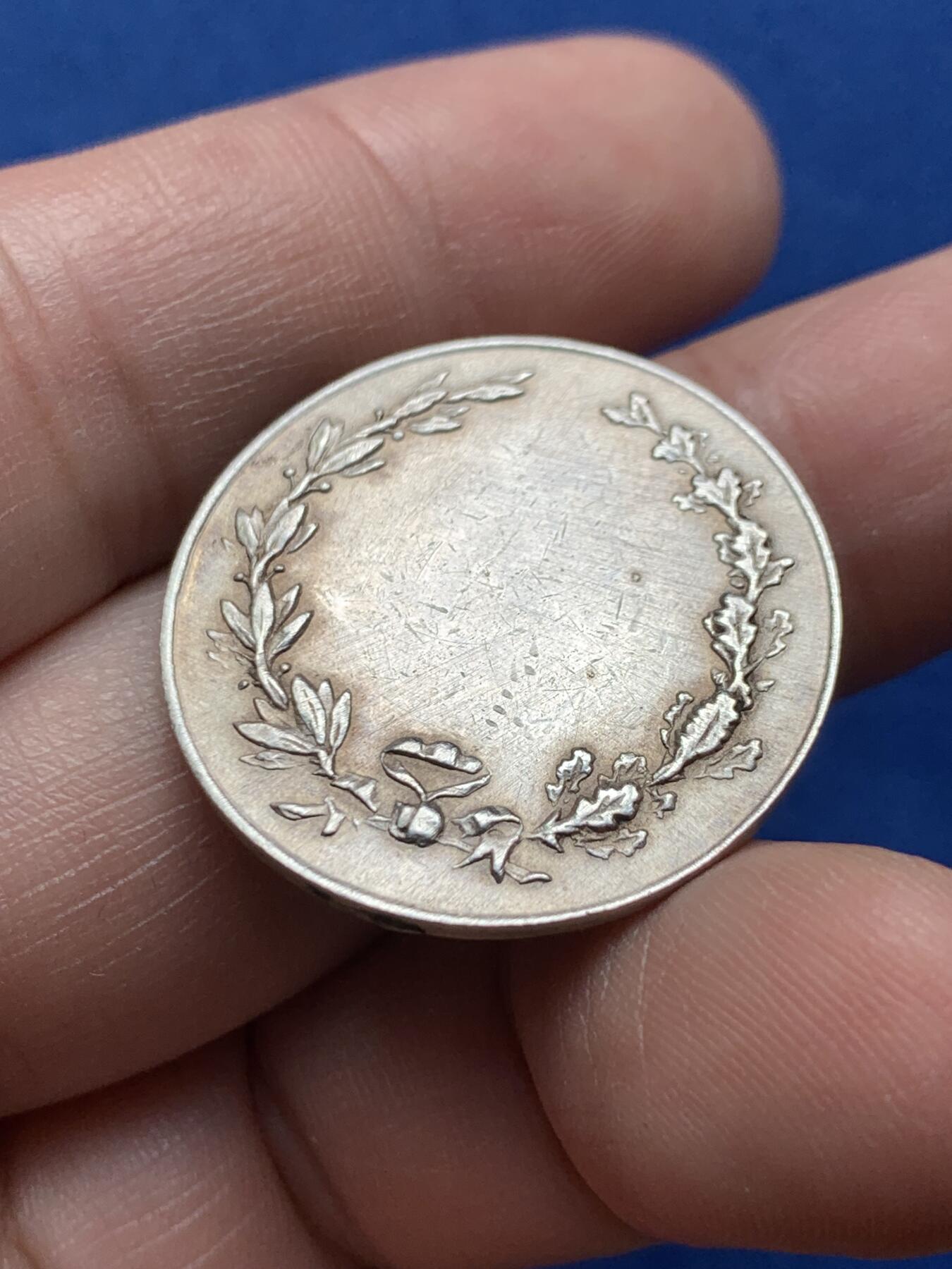 《竞宝斋》第440场 周日，周一，周二 3场连拍 （全场包邮） 法国结婚纪念银章 未刻字 27.9mm 8.15g 边缘有处理痕迹