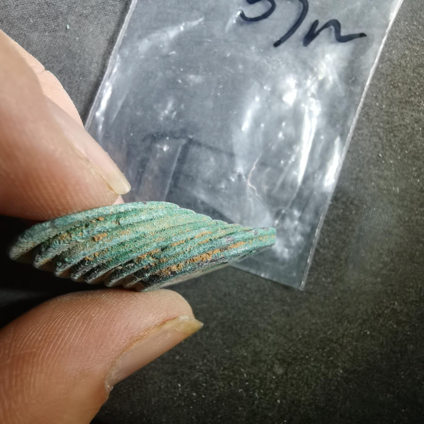 沼泽如烟--第907场 铜钱一组如图粘一起了  八枚