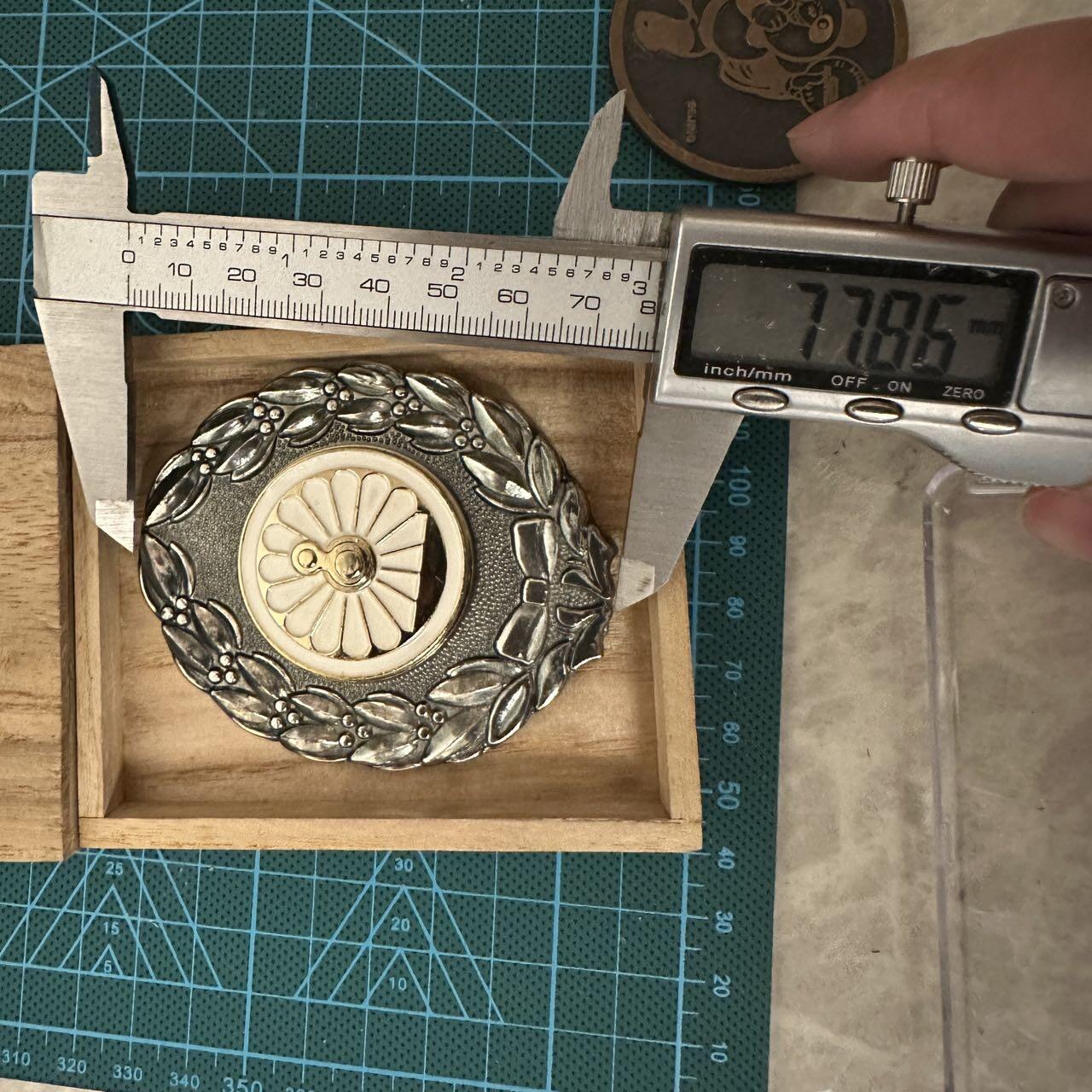 蒂克钱币-第48场日本章牌专场 日本 铁路局效绩章受赏纪念 77*65mm 124g 木盒