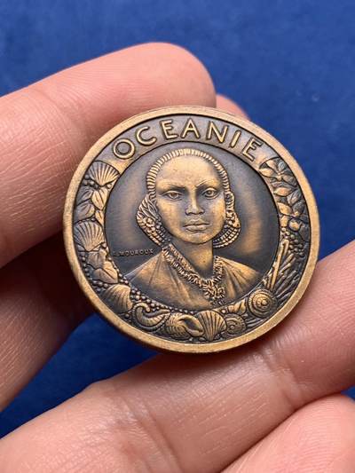 《竞宝斋》第440场 周日，周一，周二 3场连拍 （全场包邮） - 法国巴黎举办的殖民地国际博览会铜章，大洋洲题材背面为爪哇风格的荷兰主馆，18.4g，32mm