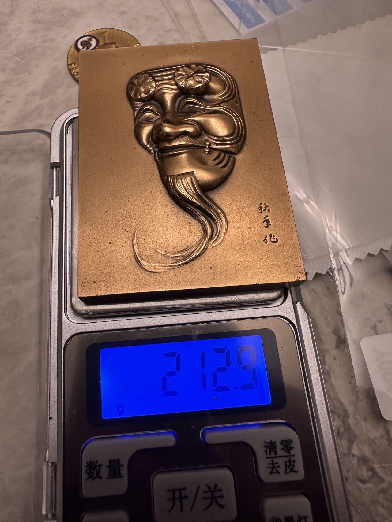 蒂克钱币-第48场日本章牌专场 日本造币局制 能面纪念黄铜章 70*50mm 213g 绒布盒