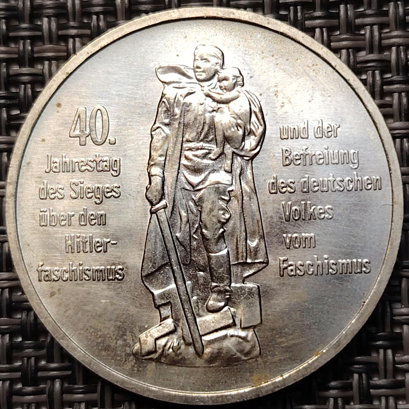 布加迪🐬～世界钱币(上海)🌾第 261 期 /  各国套币和散币 民主德国 东德1985年10马克 二战胜利40周年纪念币 铜镍币31mm