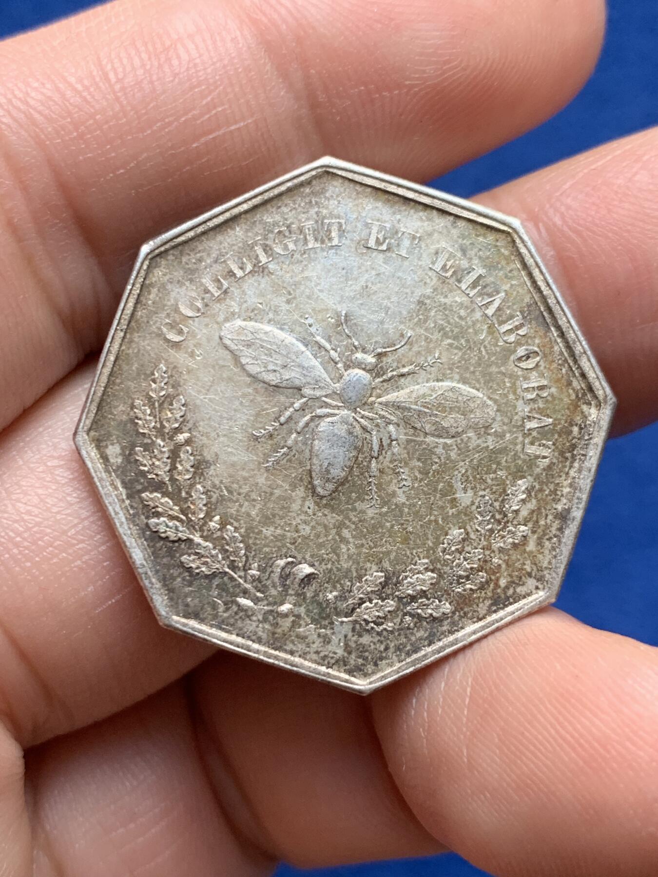 《竞宝斋》第440场 周日，周一，周二 3场连拍 （全场包邮） 1847年法国历史和自然科学协会八角银章，30MM，12.31克，菱形野猪头边铭，铭文:复杂精心的收集