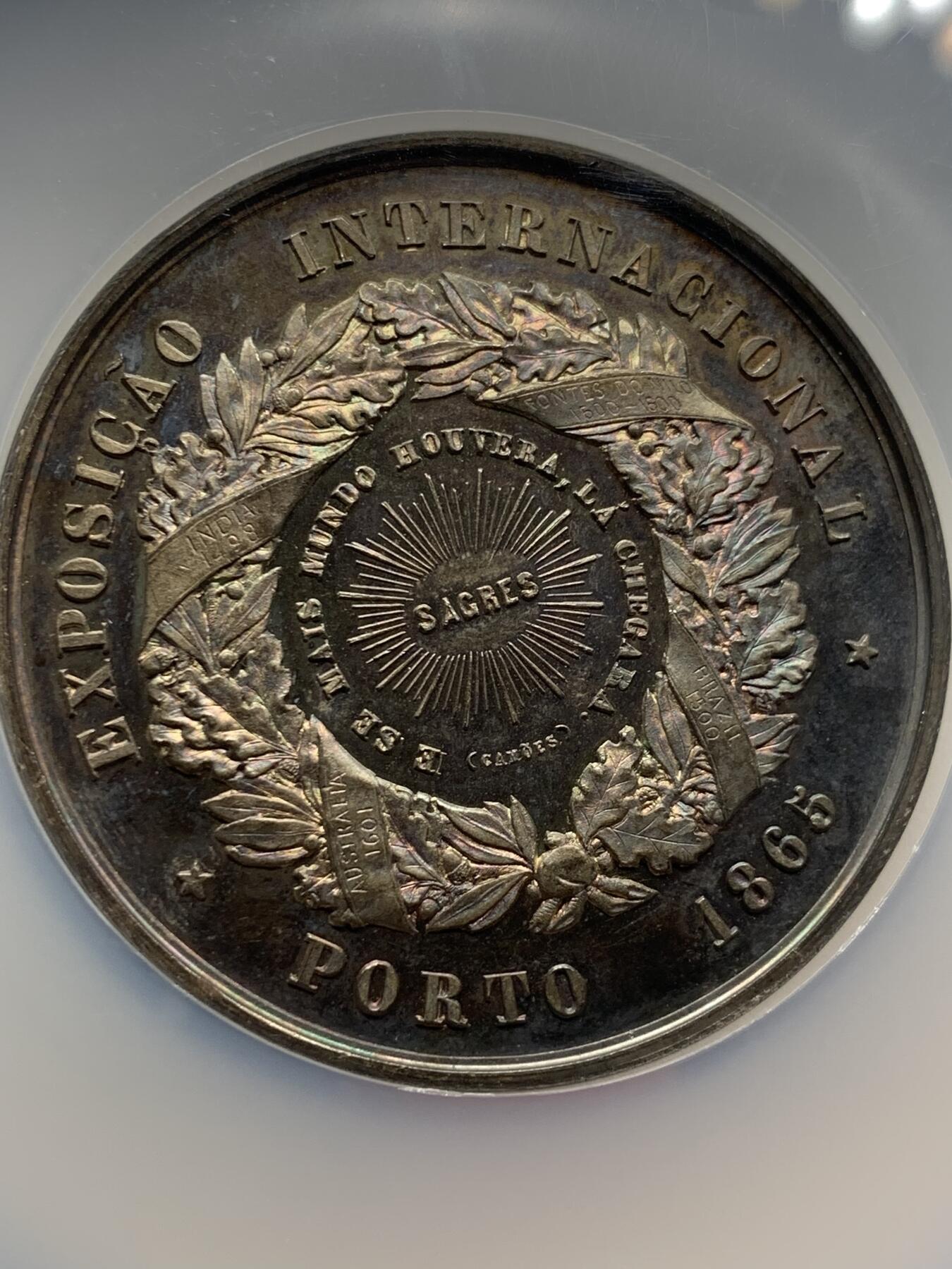 《竞宝斋》第440场 周日，周一，周二 3场连拍 （全场包邮） NGC MS61 葡萄牙1865年波尔多国际博览会大银章，首见品，高浮雕，深彩包浆，艺术性强，正面5个神话人物雕刻细腻，无磨损。赏心悦目爱不释手，这样的大银章很少见了。艺术价值高，值得珍藏。加大加厚盒。著名雕刻家：C.Wiener作品。直径：58mm，重：76g。