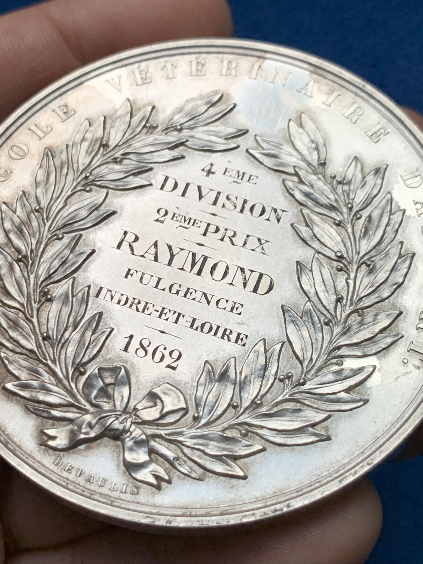 《竞宝斋》第440场 周日，周一，周二 3场连拍 （全场包邮） 法国Depaulis 阿尔福特兽医学院银章，创始人克劳德·布尔热拉头像，高浮雕，117.15g，63.1mm，蜜蜂边铭