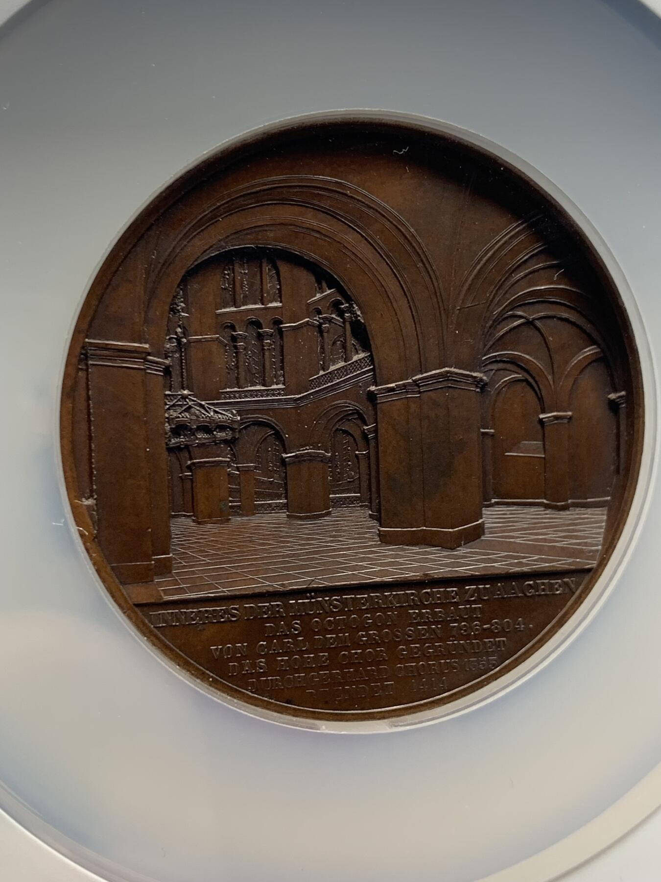 《竞宝斋》第440场 周日，周一，周二 3场连拍 （全场包邮） NGC MS62BN 德国1853年克隆大教堂铜章，德国著名教堂，列入世界遗产目录，编号516-017，是由著名雕刻师Jacques Wiener雕刻（教堂主题系列名录），不可多得的收藏佳品，双面高浮雕，加大加厚盒，观赏性强，收藏价值高，不可错过。首见品。