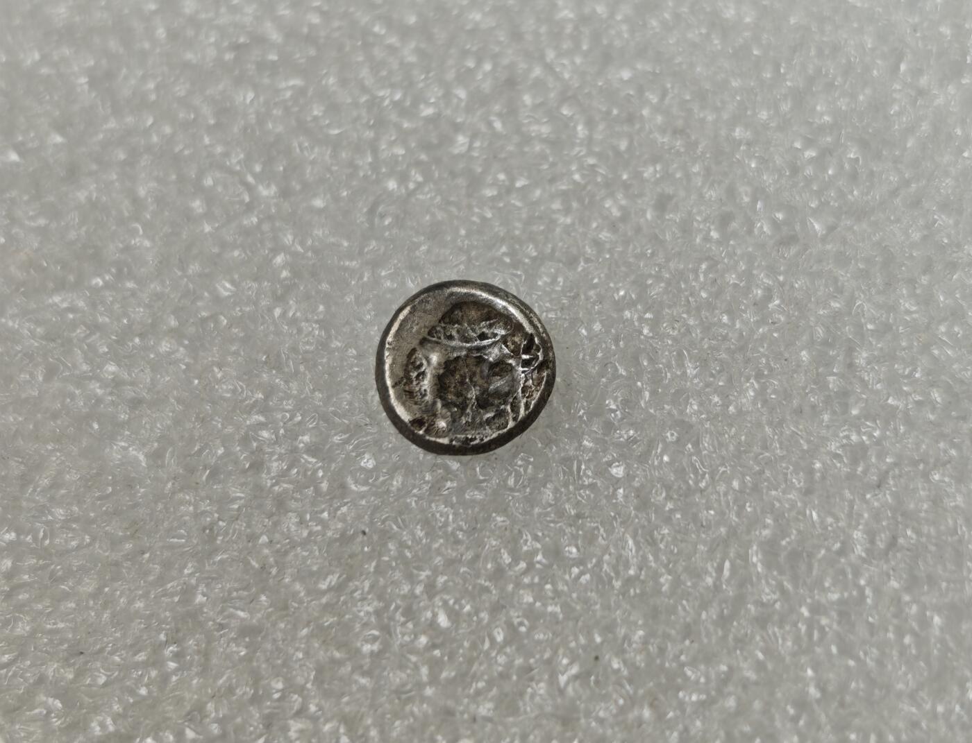 瓶子🏺第217期拍卖会  古希腊卡利亚地区哈利卡纳苏斯城海怪刻托斯银币 公元前500-前495年卡利亚地区首府哈利卡纳苏斯城发行 正面是龙形海怪刻托斯的头像 背面是网格形花饰中的大芒星 哈利卡纳苏斯，卡利亚地区首府，今天的土耳其博德鲁姆，古代世界七大奇迹之一的摩索拉斯王陵所在地