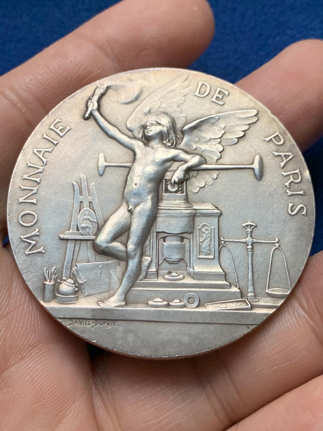 《竞宝斋》第440场 周日，周一，周二 3场连拍 （全场包邮） 法国D.Dupuis “云端女神”1900年巴黎造币厂世博会纪念银章，58.90g，50mm，丰饶角边铭