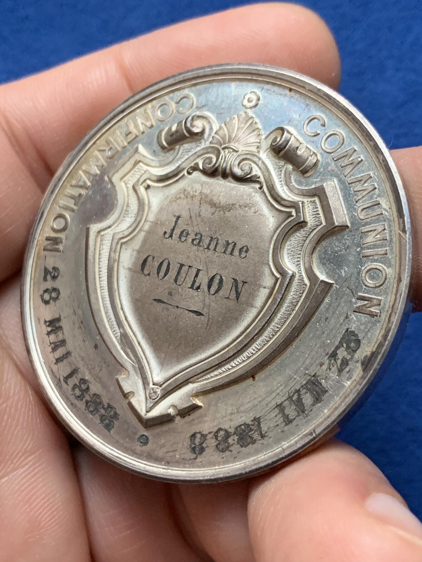 《竞宝斋》第440场 周日，周一，周二 3场连拍 （全场包邮） 法国1888年首次圣餐纪念银章，47.07g，46.1mm，丰饶角边铭