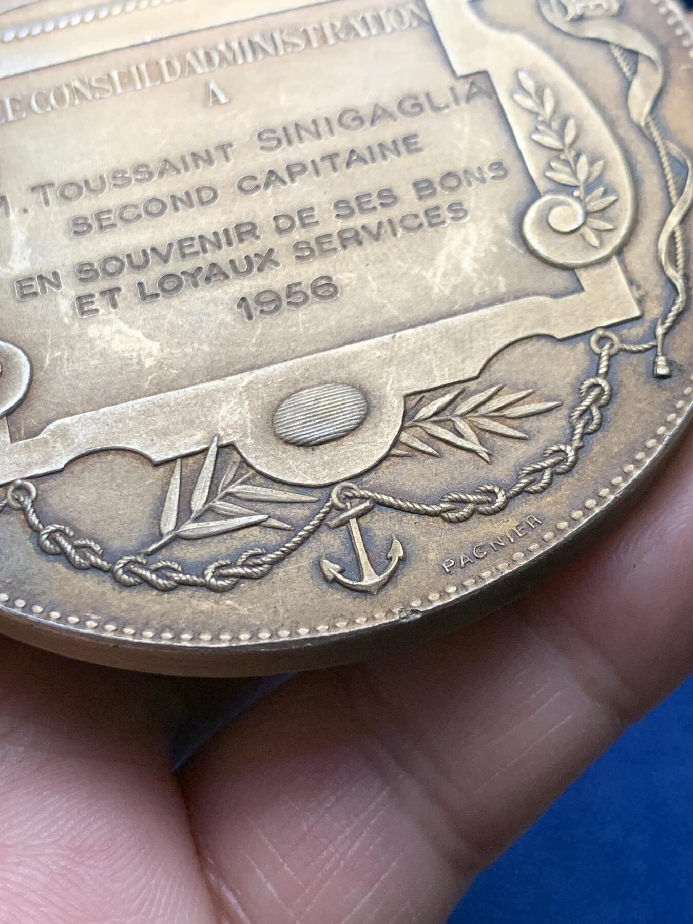 《竞宝斋》第440场 周日，周一，周二 3场连拍 （全场包邮） 法国跨大西洋邮政公司镀金大银章，女神后面是连接大西洋彼岸的纽约自由女神，169.8g，67.6mm，边铭野猪头+菱形argent，有轻磕