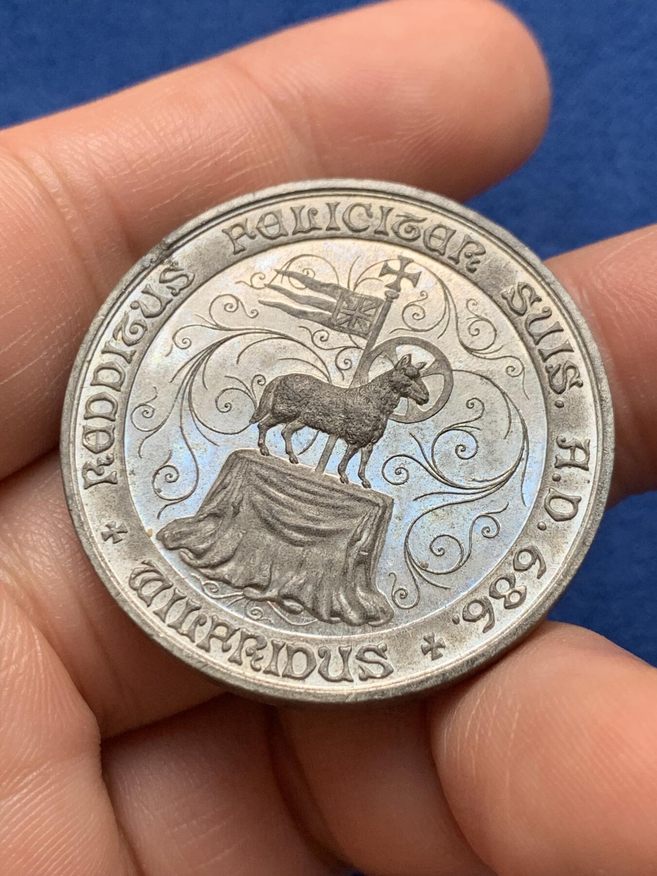 《竞宝斋》第440场 周日，周一，周二 3场连拍 （全场包邮） 英国里彭千年纪念铜章和白色金属章2枚，分别重27.52g，18.75g，尺寸36.2mm