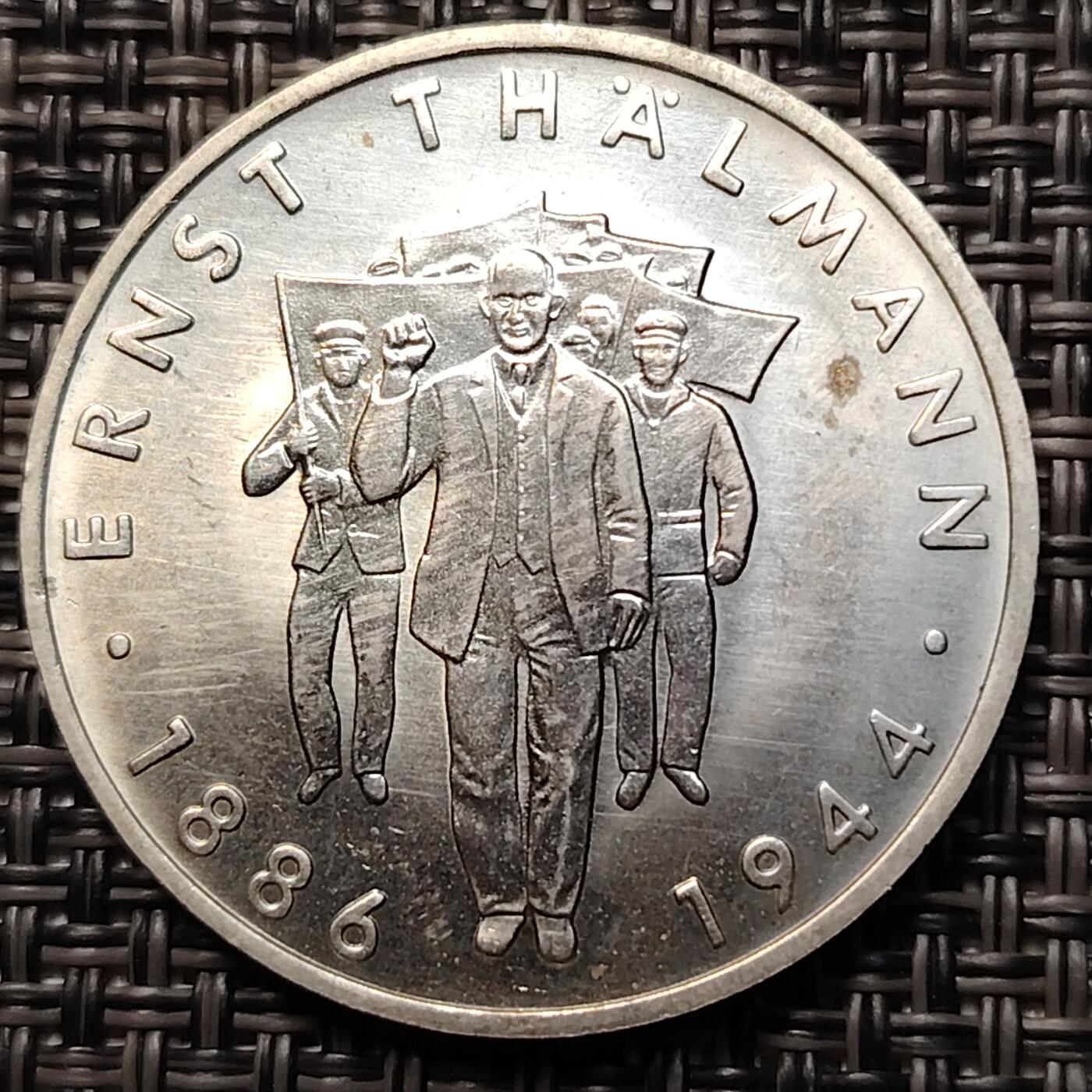 布加迪🐬～世界钱币(上海)🌾第 261 期 /  各国套币和散币 东德 民主德国1986年10马克纪念镍币台尔曼31mm