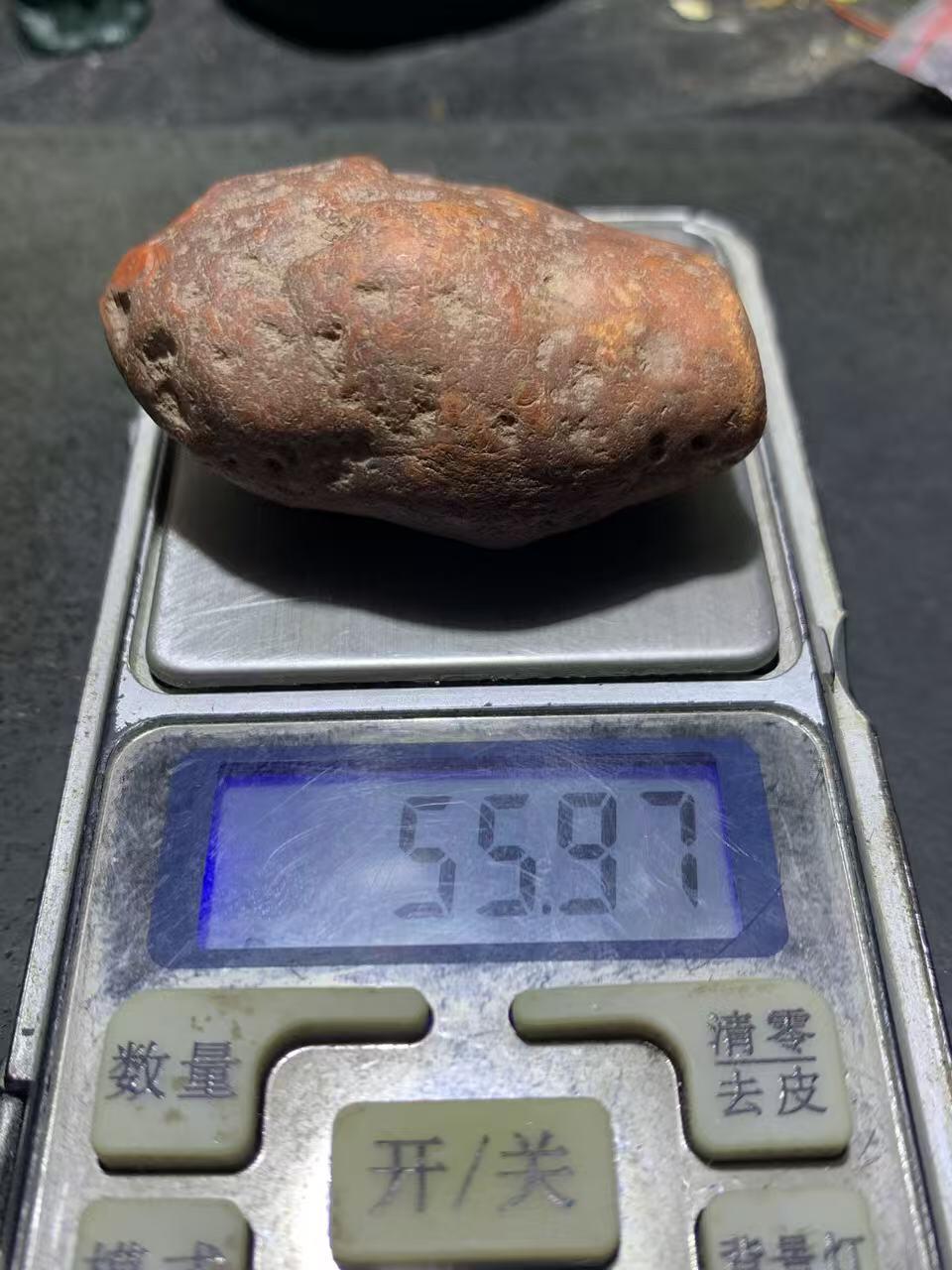 精美冰飘红皮开窗料红白南红玛瑙原石一颗，