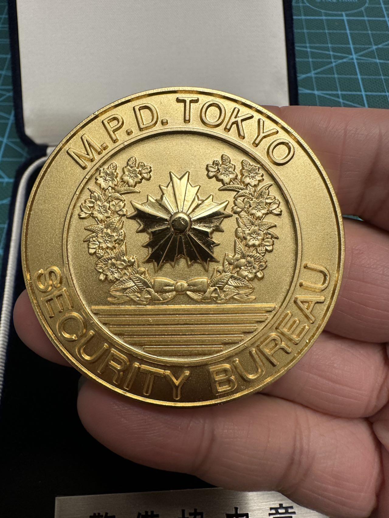 蒂克钱币-第48场日本章牌专场 日本 警视厅 警备部长镀金章 55mm 106g 绒布盒