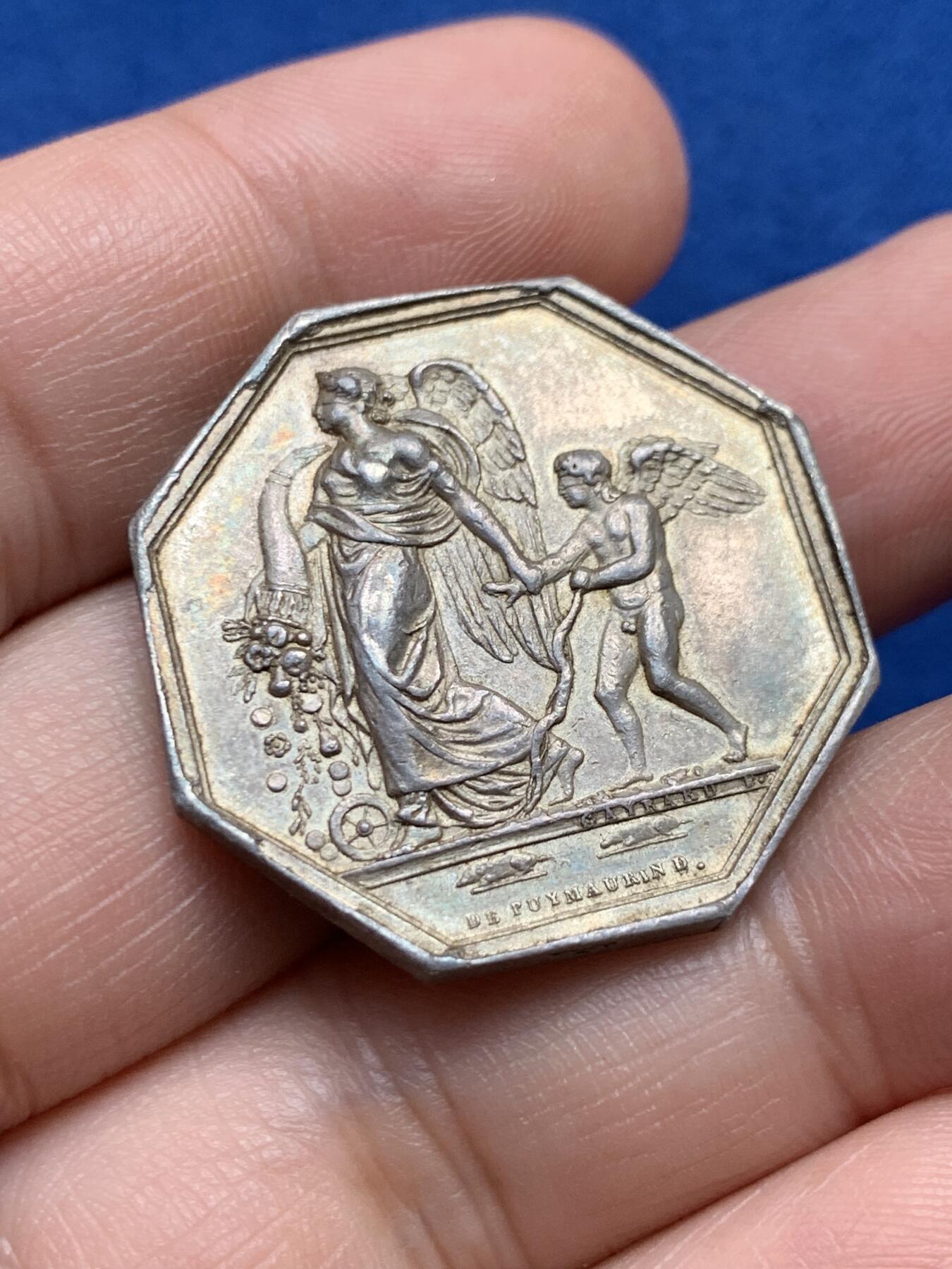 《竞宝斋》第440场 周日，周一，周二 3场连拍 （全场包邮） 法国寓言故事幸福与不幸八角银章，30.1MM，14克，早期神灯边铭，此原铸银章品相难得