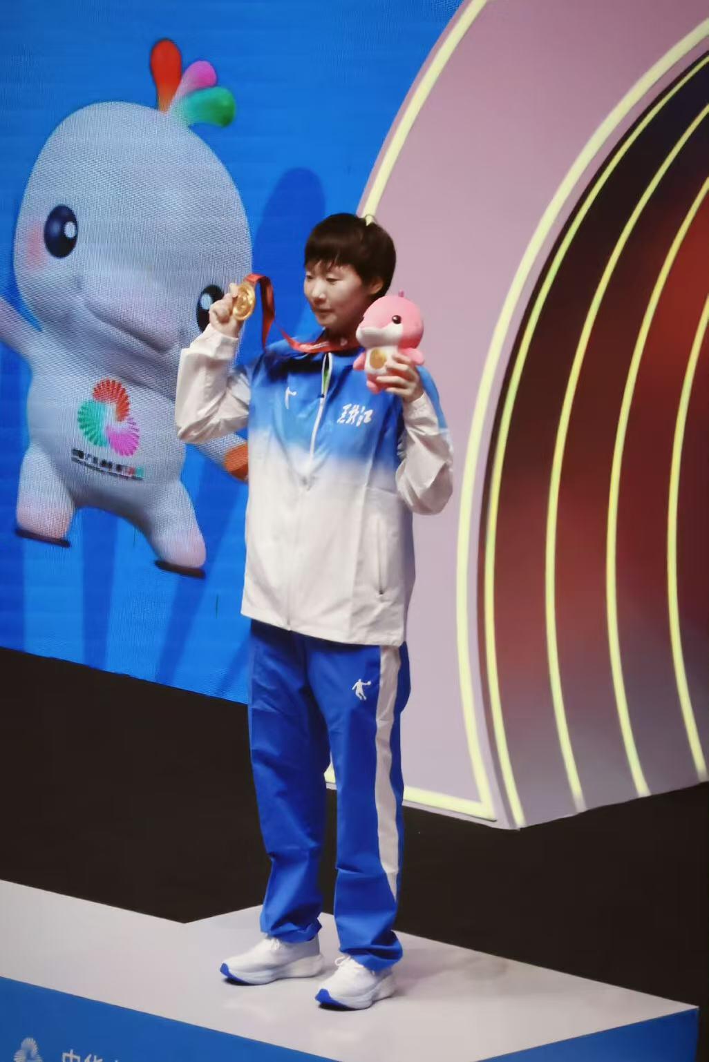 零元拍：黄金组合王曼昱蒯曼双签中国乒协官方出品《乒乓世界》纪念卡！24.5/17.5CM