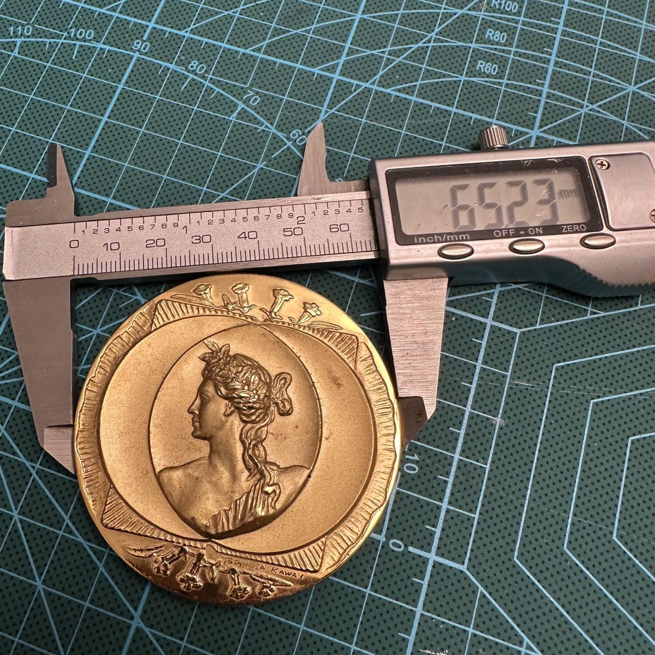 蒂克钱币-第48场日本章牌专场 欧洲 少女镀金章 65mm 148g