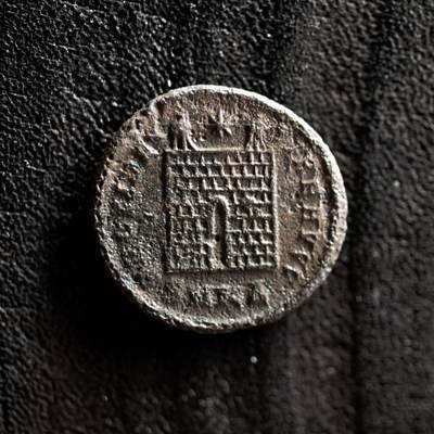 【良泉】第41期【自动场】11月27日晚19.30点开拍！86组，西方古代钱币专场 - 公元324-326年【古罗马】君士坦丁大帝“军塔营门”铜币，2.54克