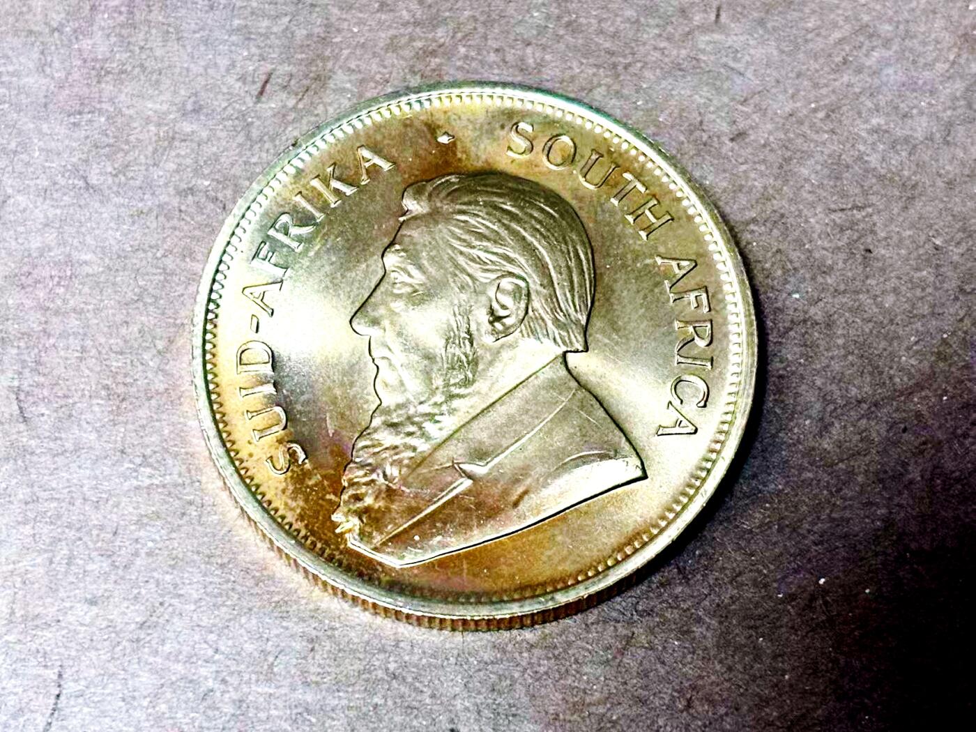 【Blue Auction】世界纸币精拍第752期——18级TOP拍卖/信誉/品质/专业/高效💫 【含1盎司纯金 1OZ Fine Gold 参考金价4100美金/盎司】南非 1978-83年1克鲁格金币（Krugerrand） 重34克 MS品相 金光灿灿 底板丝滑 正面为南非首任总统保罗·克鲁格肖像 背面是南非代表性野生动物跳羚（象征速度和力量）（这是世界上第一枚金衡制盎司金币，一直是南非的法定货币，并开启了投资金币的新纪元）