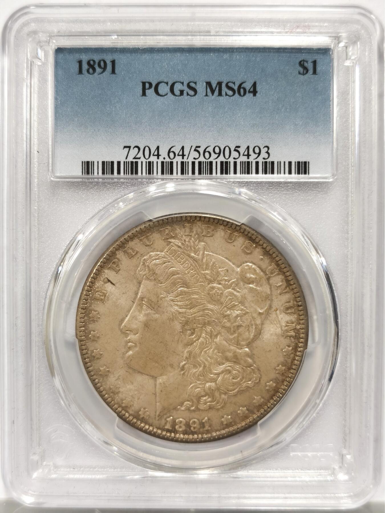博洋堂藏家专场系列之美国钱币白金之夜专场暨第148期（全场包邮） PCGS MS64 美国1891 摩根 产于《谢尔曼白银采购法案》全面实施的第一年 大量的1891银元在金库中因储存方式导致币之间相互碰撞 留下了大量的“袋痕”一枚如此高分 双面覆盖极美老包浆的银币实属难得 麦稀奇首见品种 不可多得的藏品