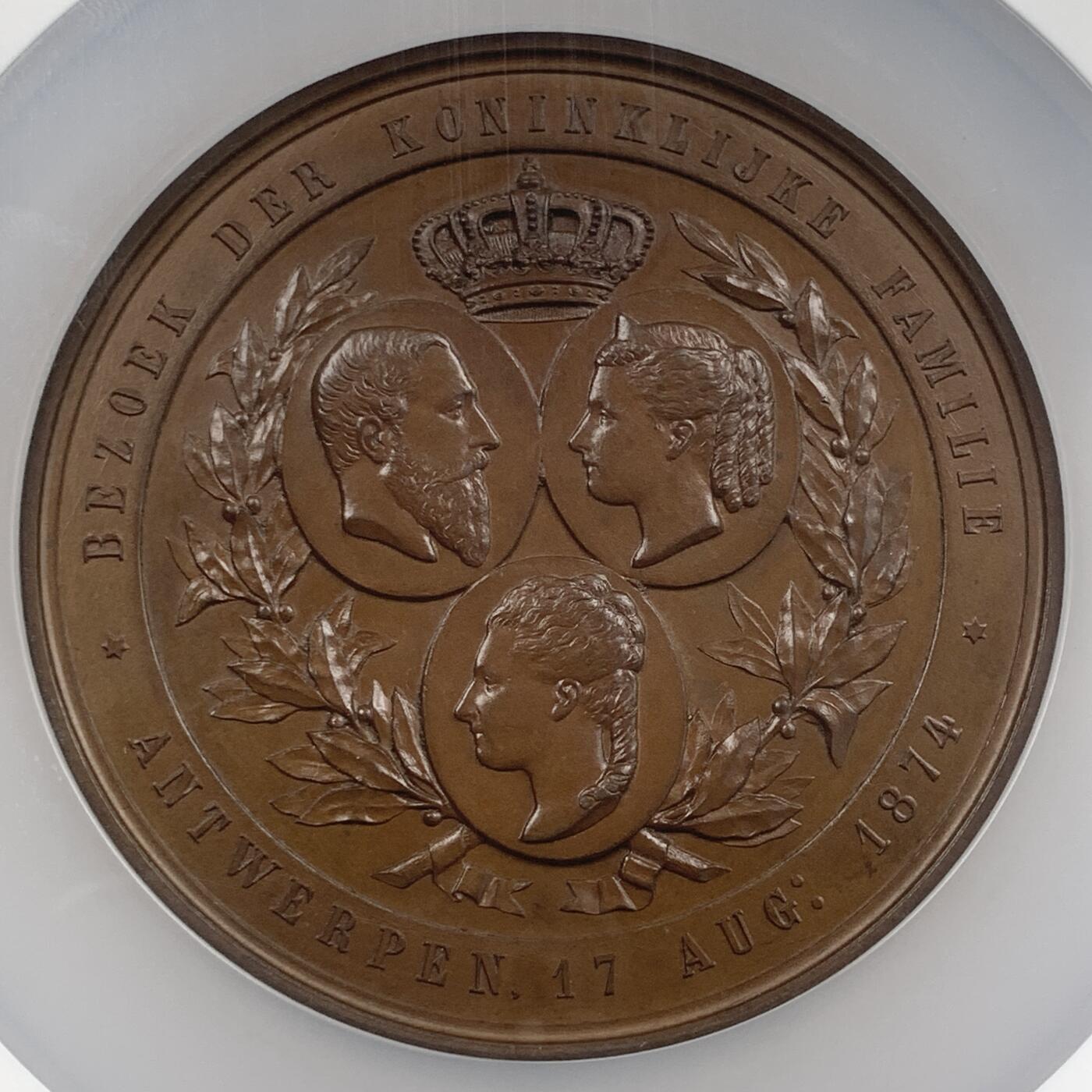 掌中浮雕-藏着的欧洲第042场 NGC MS64 : 1874年比利时王室访问安特卫普铜章，73mm，F. Baetes.，背面头像分别为国王利奥波德二世、王后玛丽·亨利埃特和公主路易丝